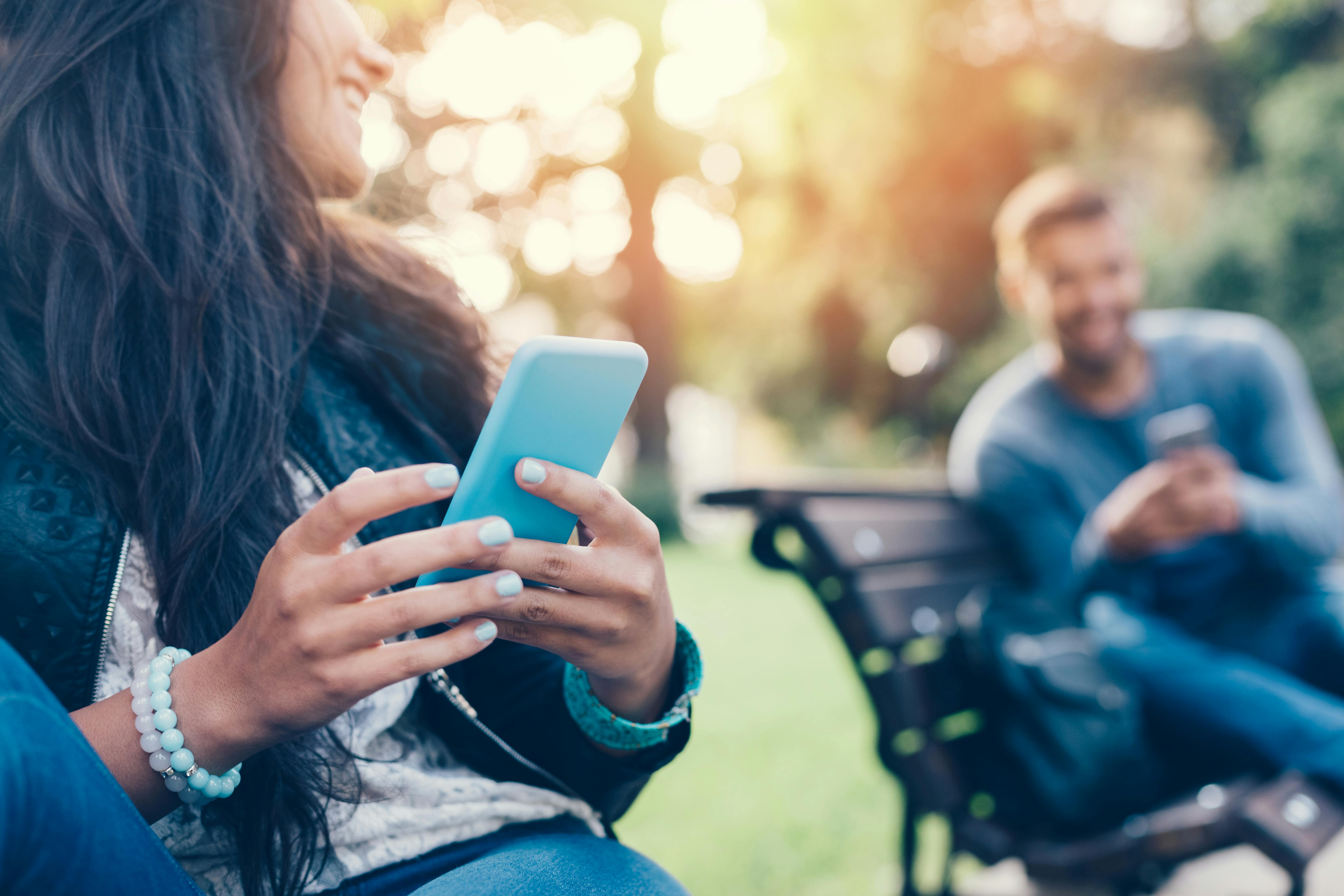 Skal du fortælle en Jomfru, at den minder dig om en alarmklokke? Par med telefoner flirter med scorereplikker til stjernetegnene