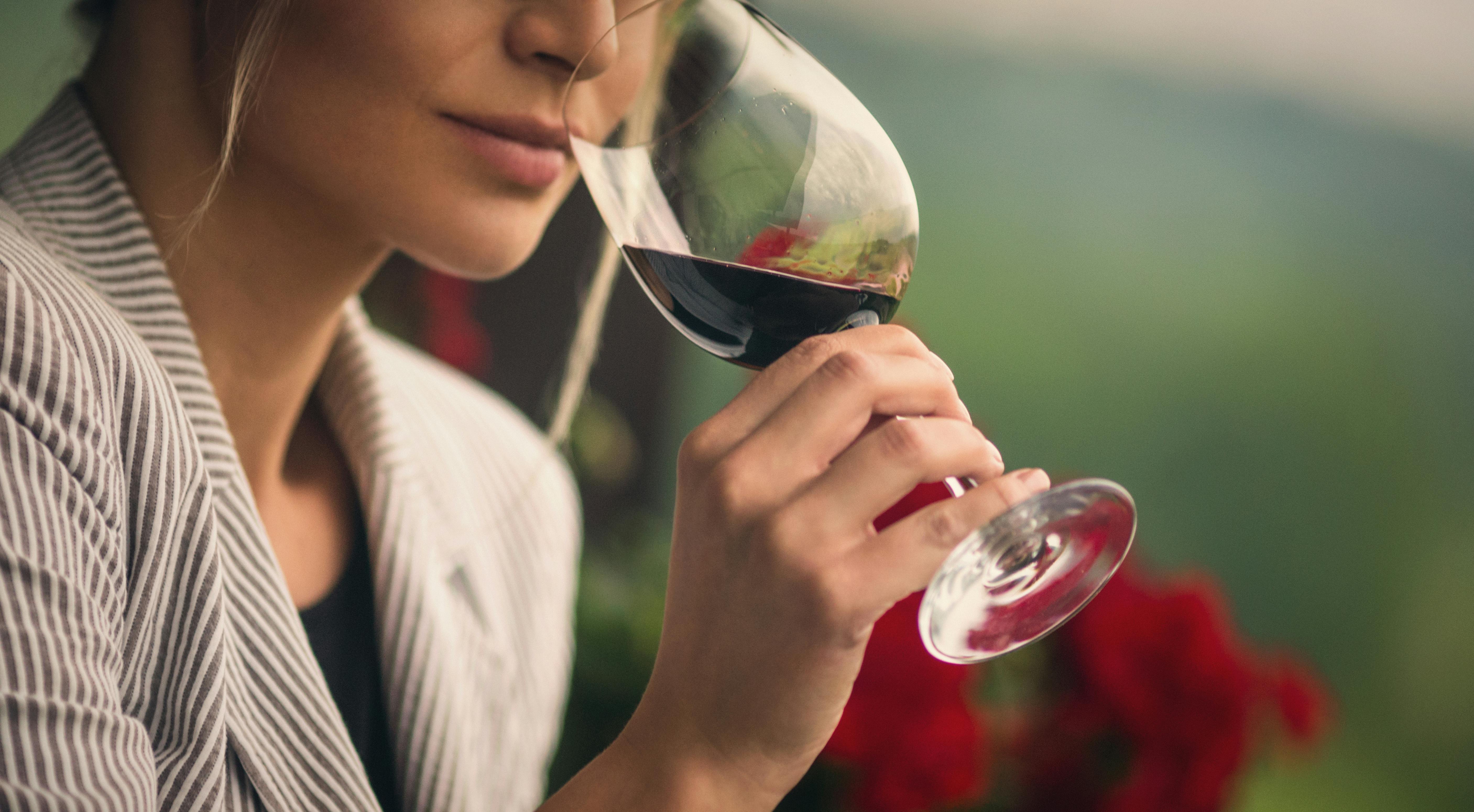 kvinne smaker på vin