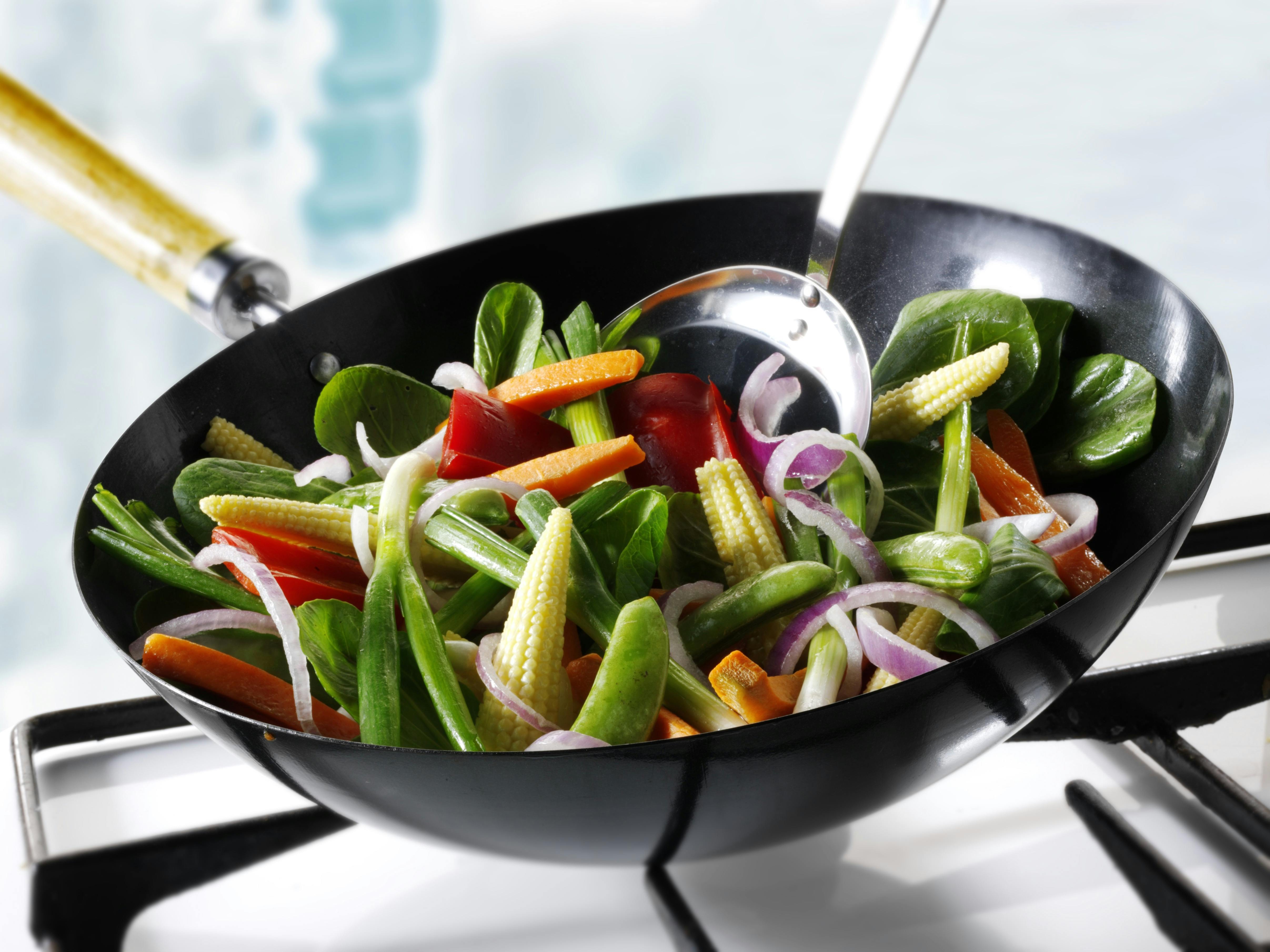 wok med sukkererter, mail og gulrøtter