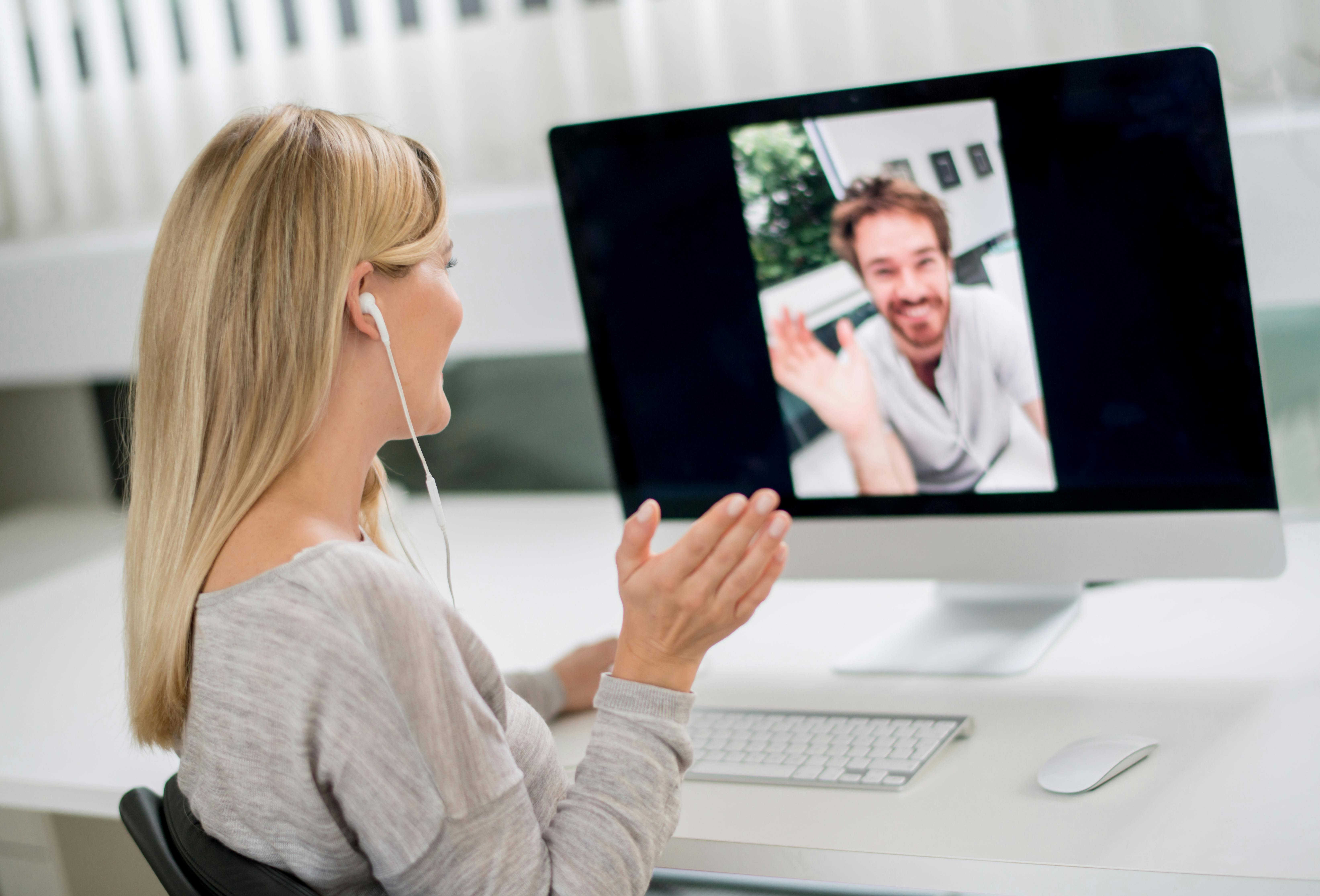 I kan FaceTime så afstanden i jeres langdistanceforhold føles kortere. Par der har langdistanceforhold og FaceTimer.