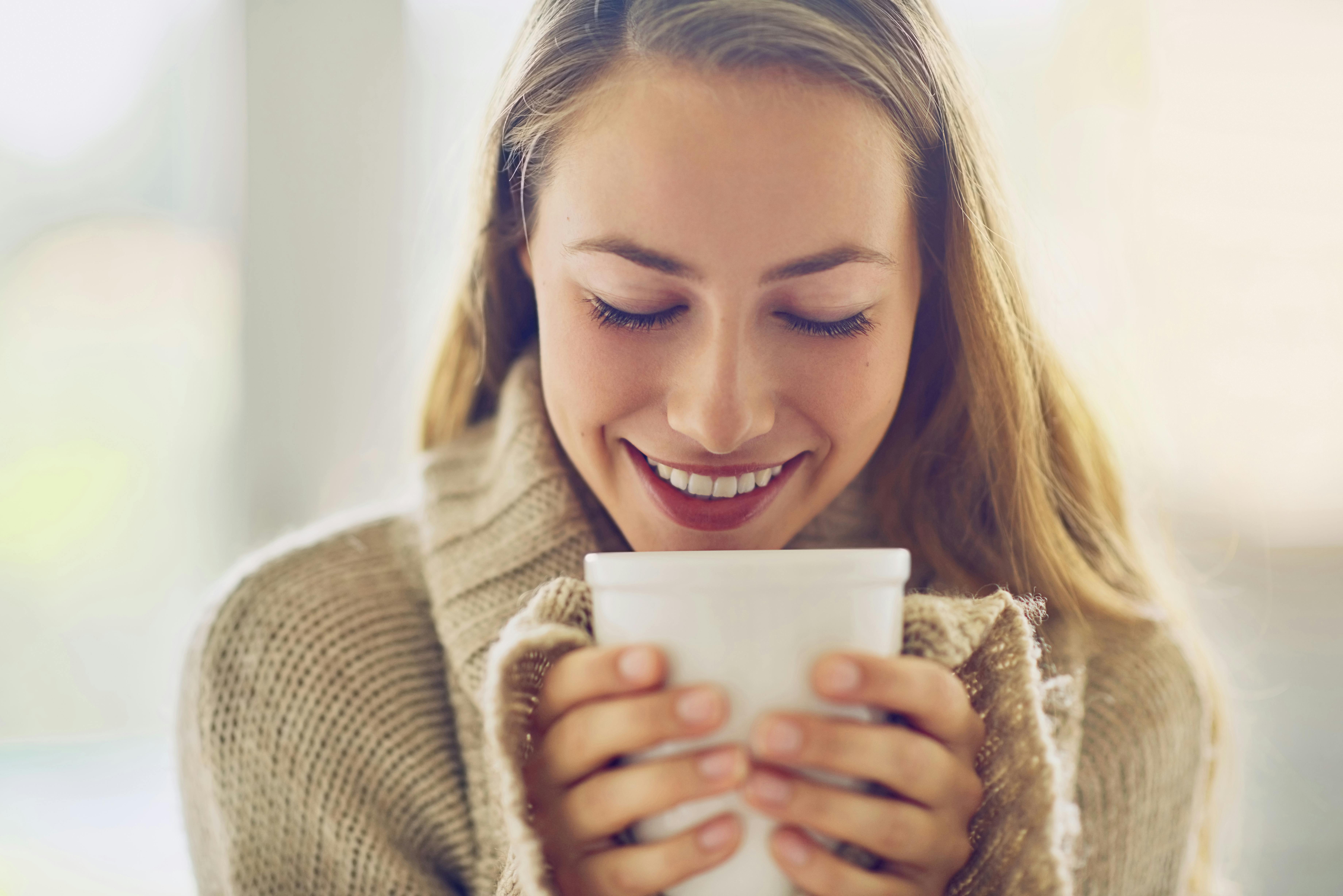 Start din morgen med en god kop kaffe og en lækker morgenmad. Kvinde der drikker kaffe