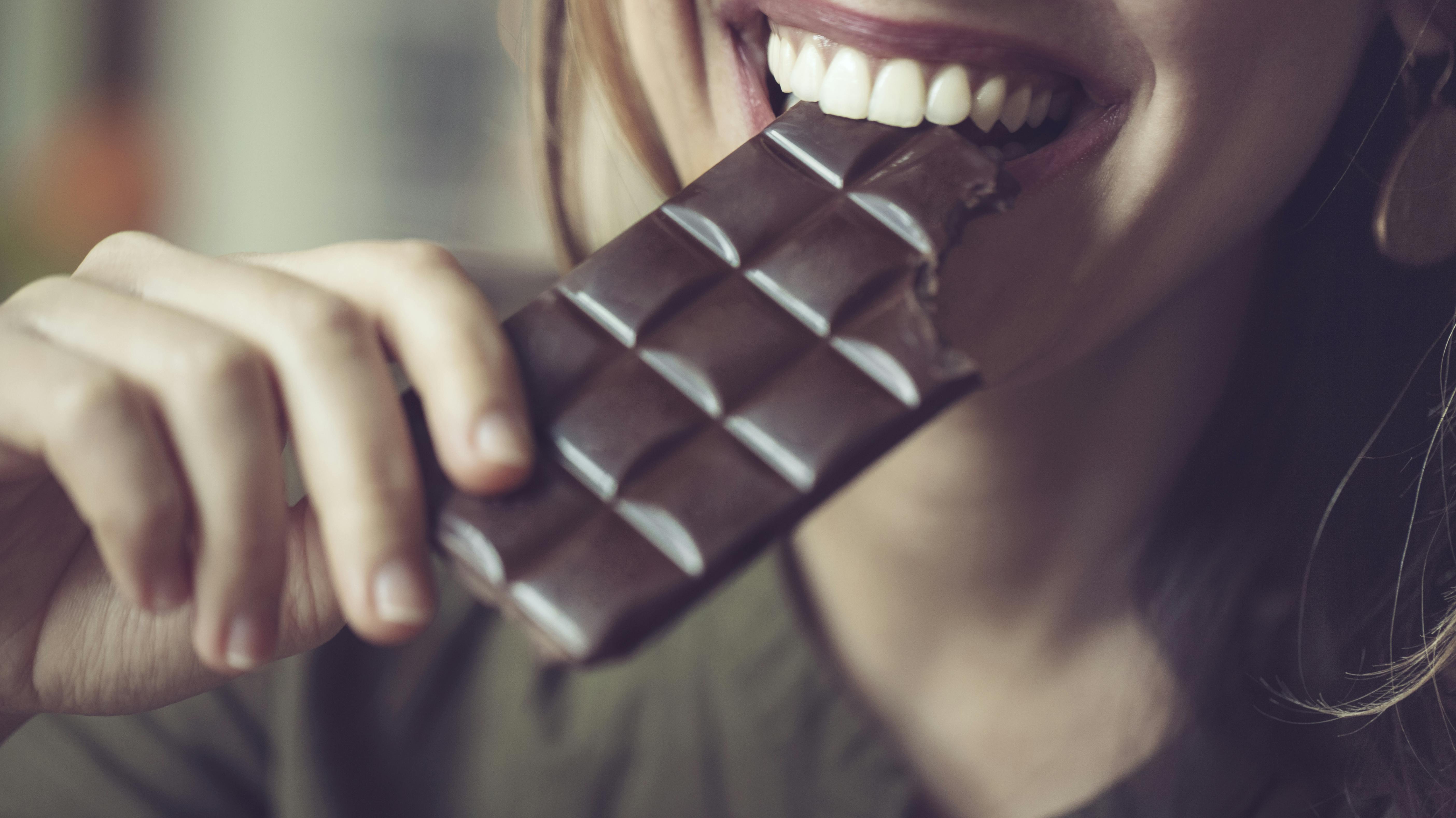 Kvinde spiser chokolade