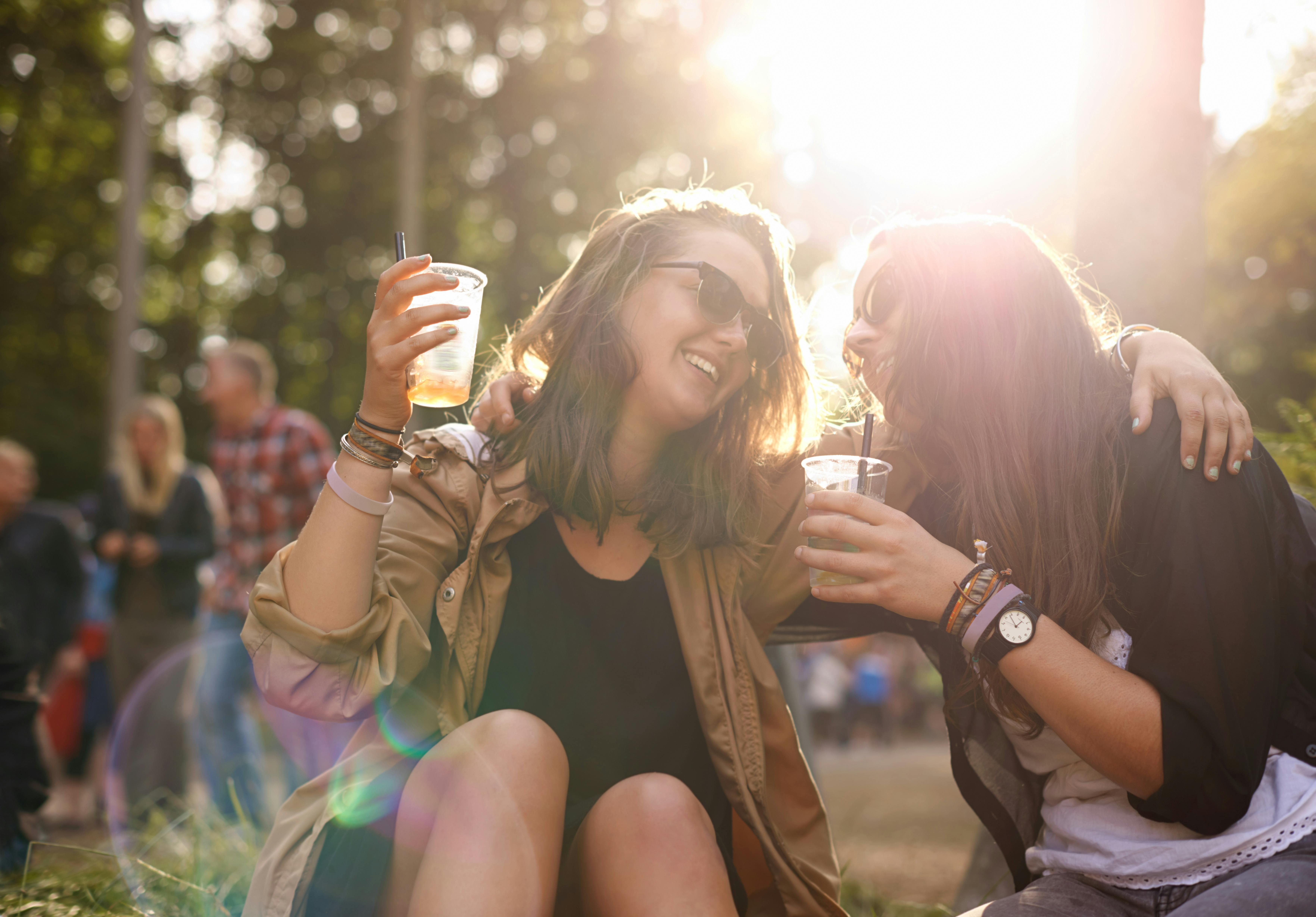 Nyd en øl-drink med veninderne på de lune sommeraftener! Veninder der drikker øl