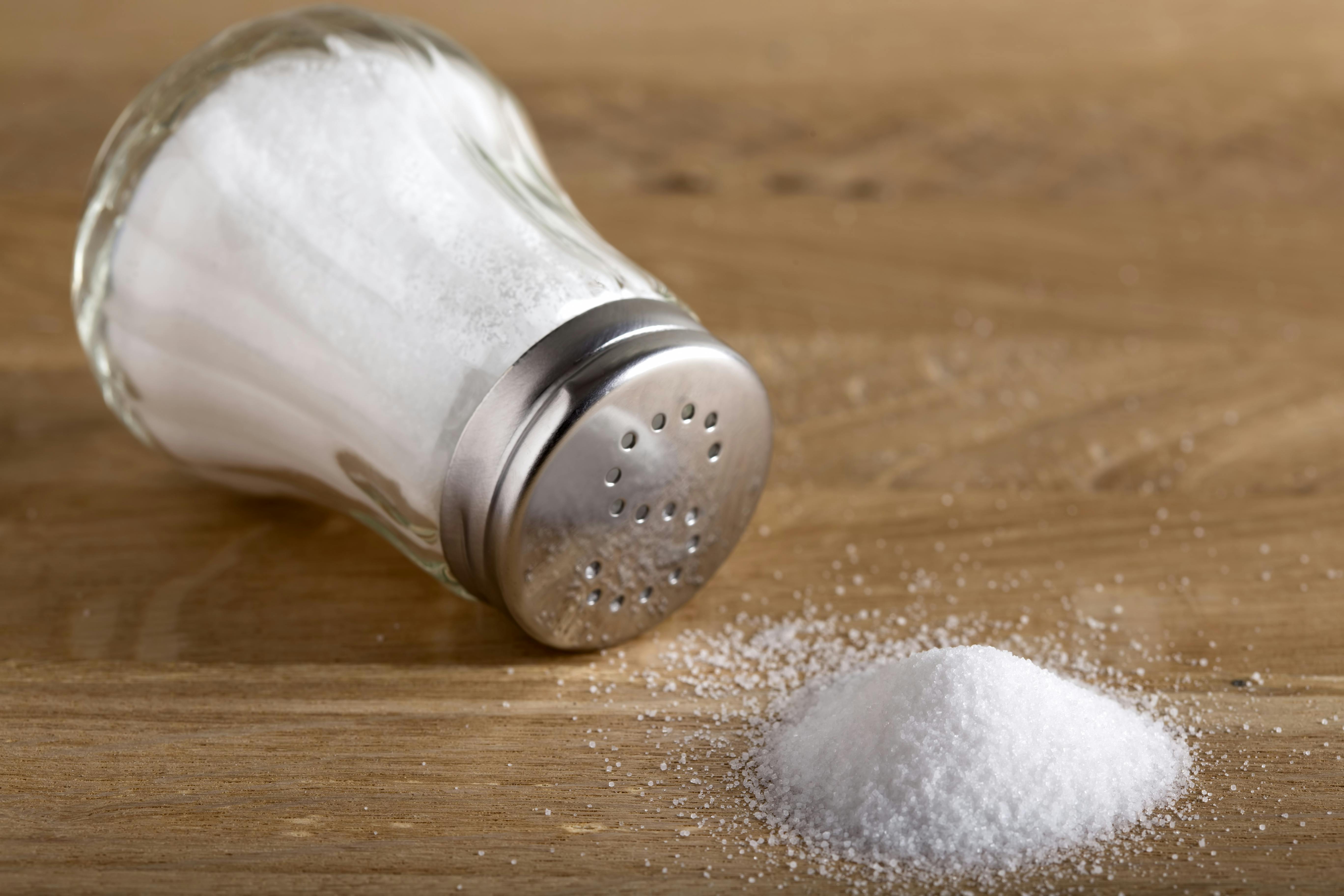 Giv dit hår et look af lige at være kommet hjem fra ferie. Salt til at blege hår.