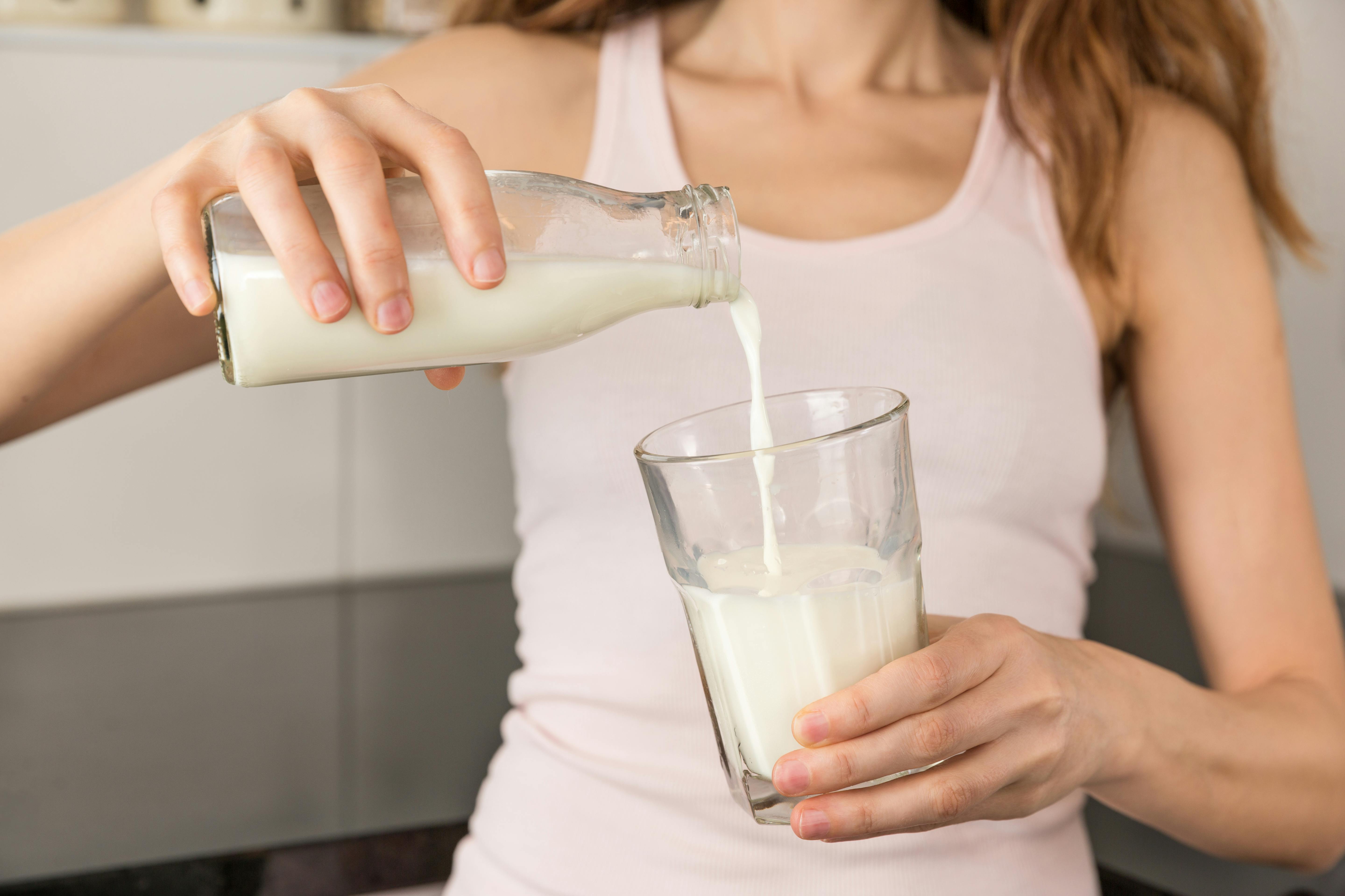 Kalcium er godt mod PMS. Mælk i glas