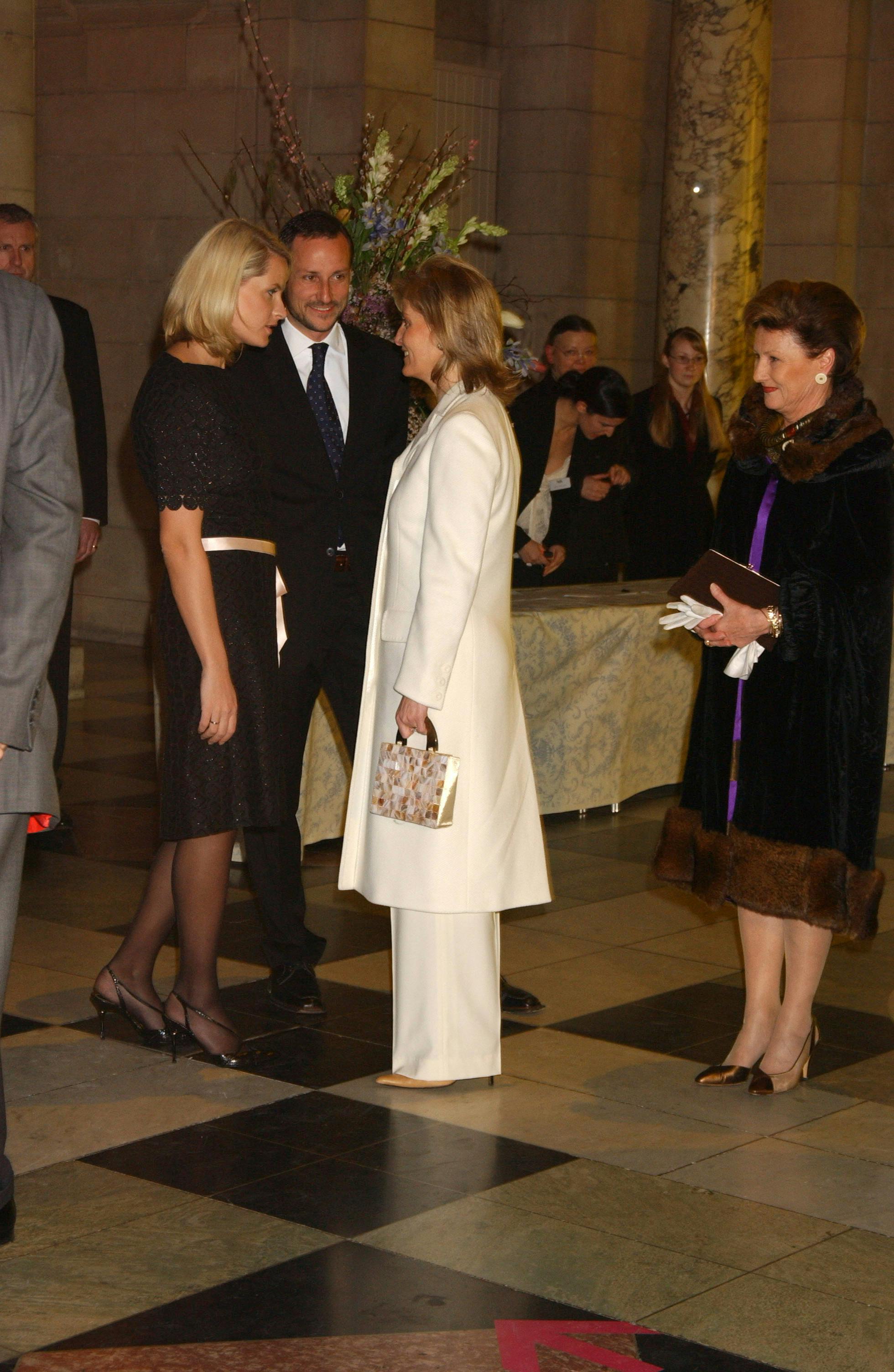 Den britiske og norske kongefamilien representert ved kronprinsesse Mette-Marit, kronprins Håkon, dronning Sonja og grevinne Sophie