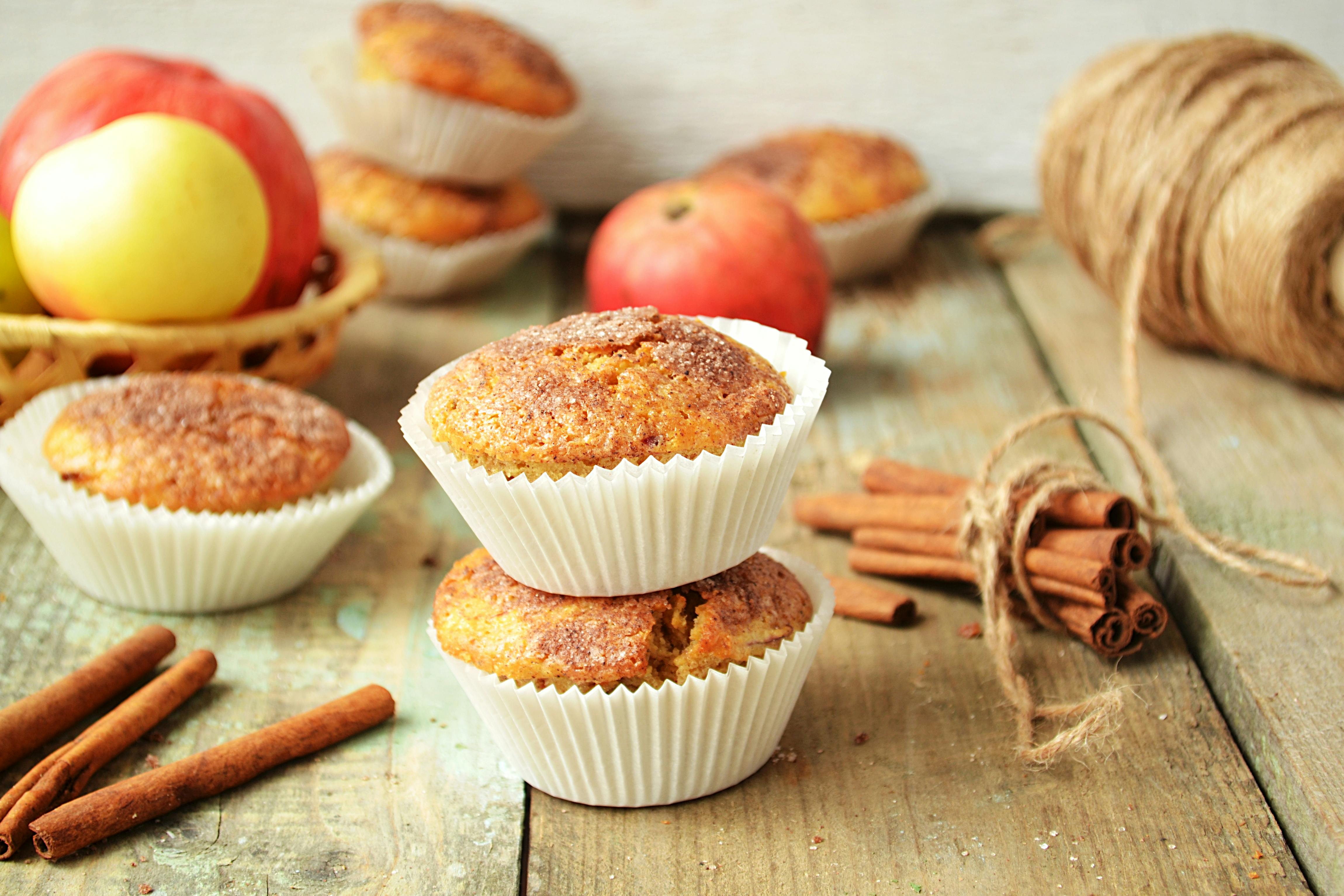 Æblemuffins på træbord