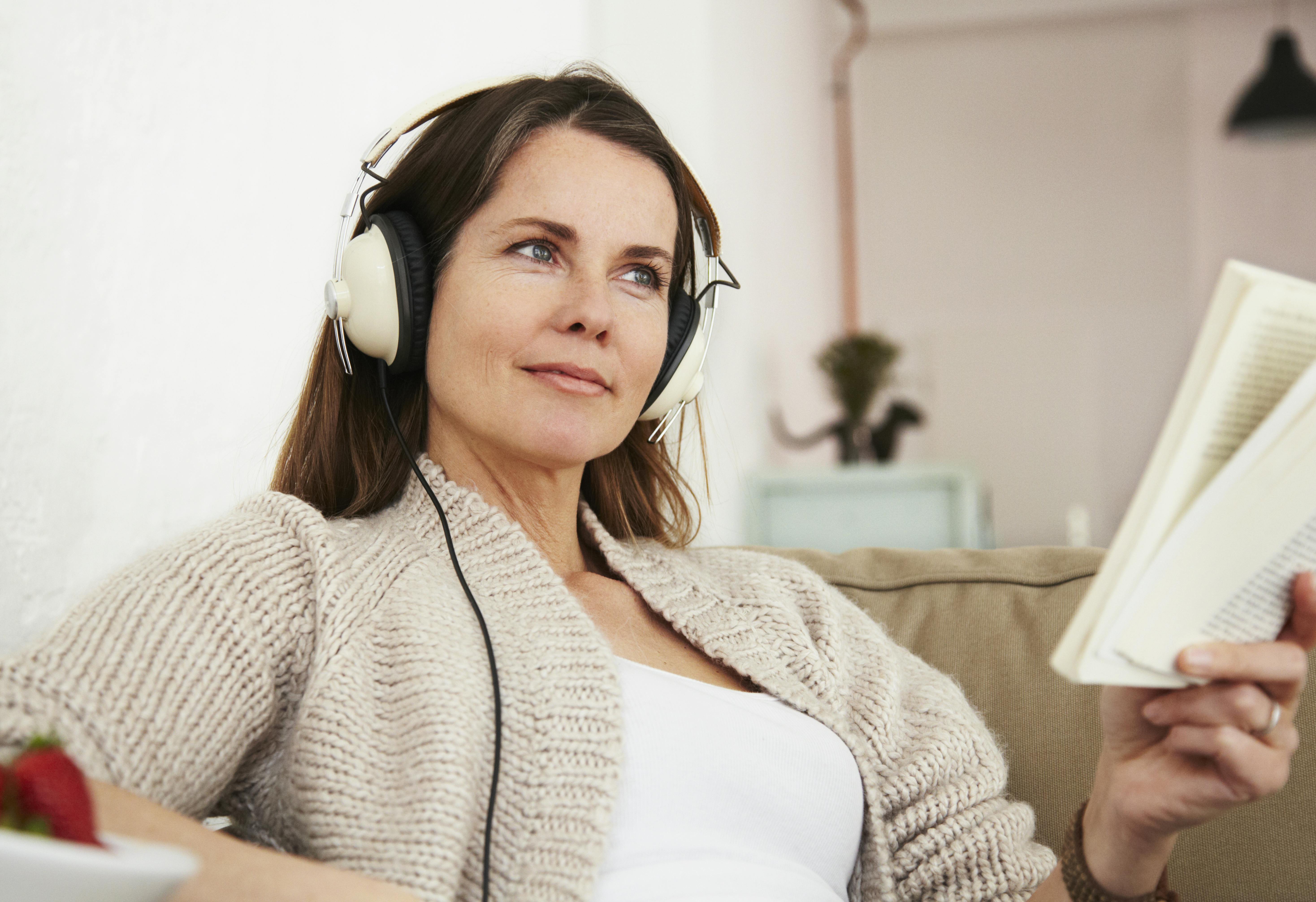 kvinne som lytter til podcast