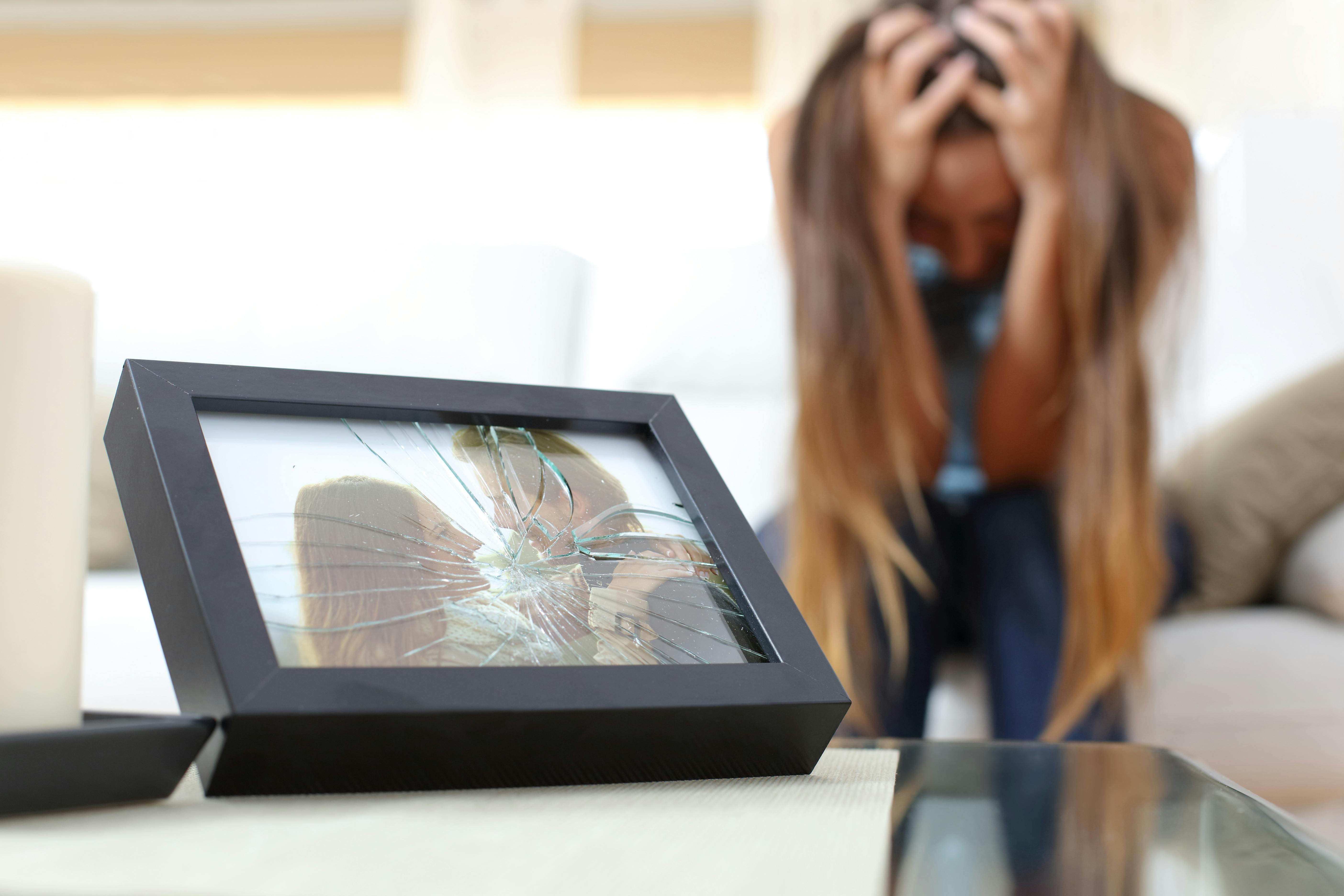 Du kan måske mærke, at ikke alt er, som det skal være, hvis du er sammen med en narcissist. narcissisme, narcissist, hvad er en narcissist, kvinde ked, ødelagt billede