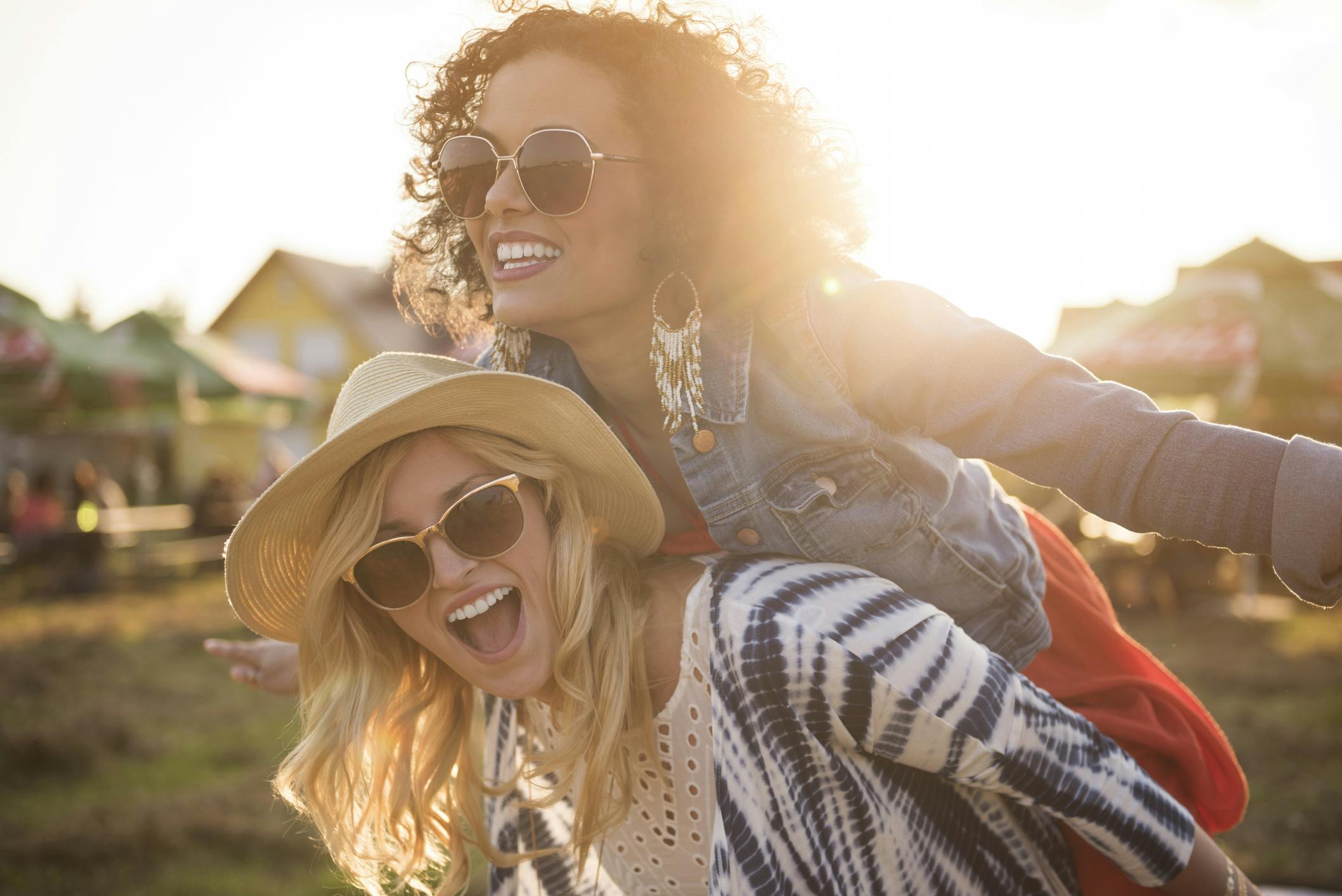 5 trendplagg til festivalen, boots, mageveske, solbriller, buckethatt, hatt, shorts, denimshorts