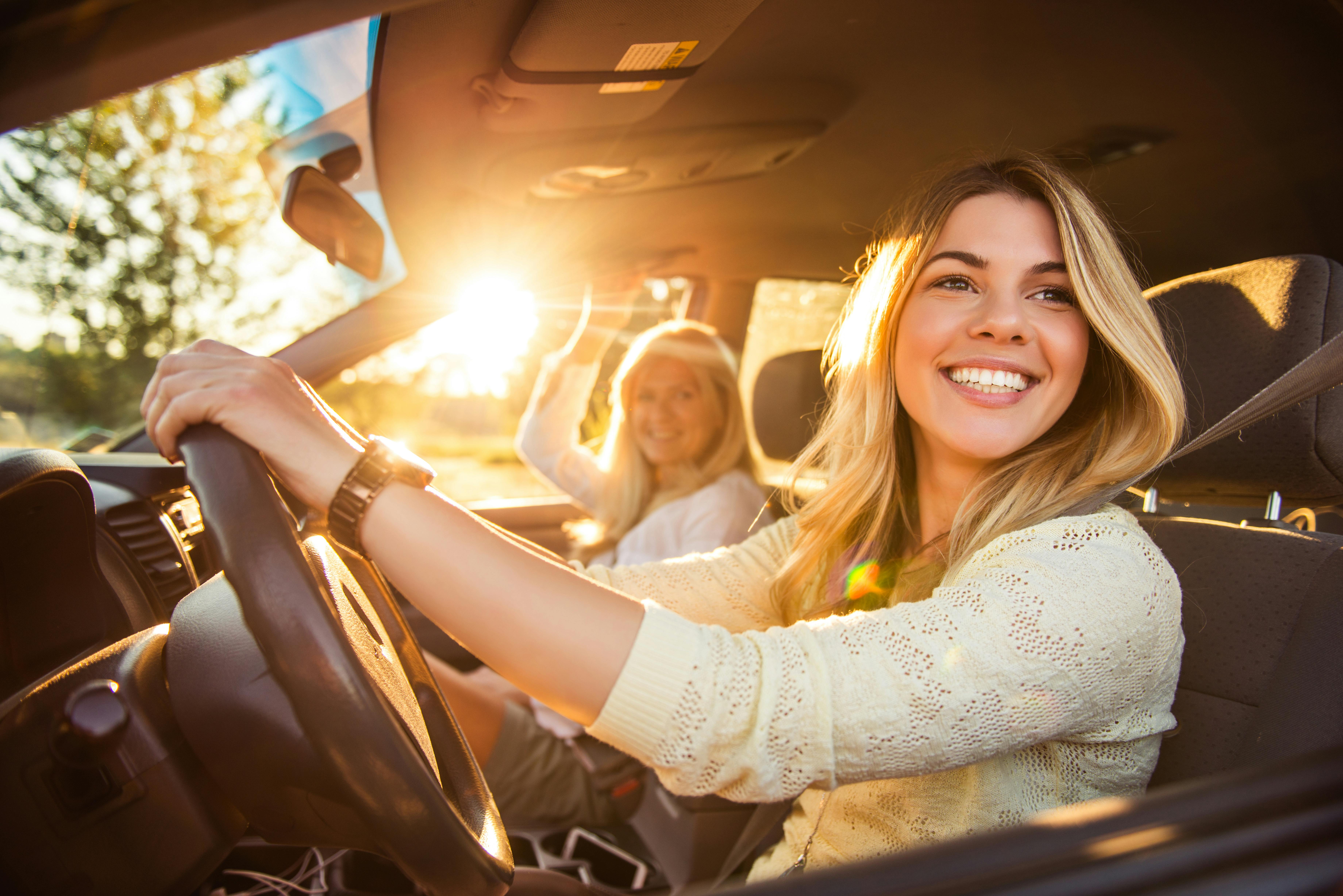 Hop ind i bilen og kør ud til nye steder i landet, som I aldrig før har oplevet sammen. En kvinde og hendes mor kører bil rundt i landet sammen