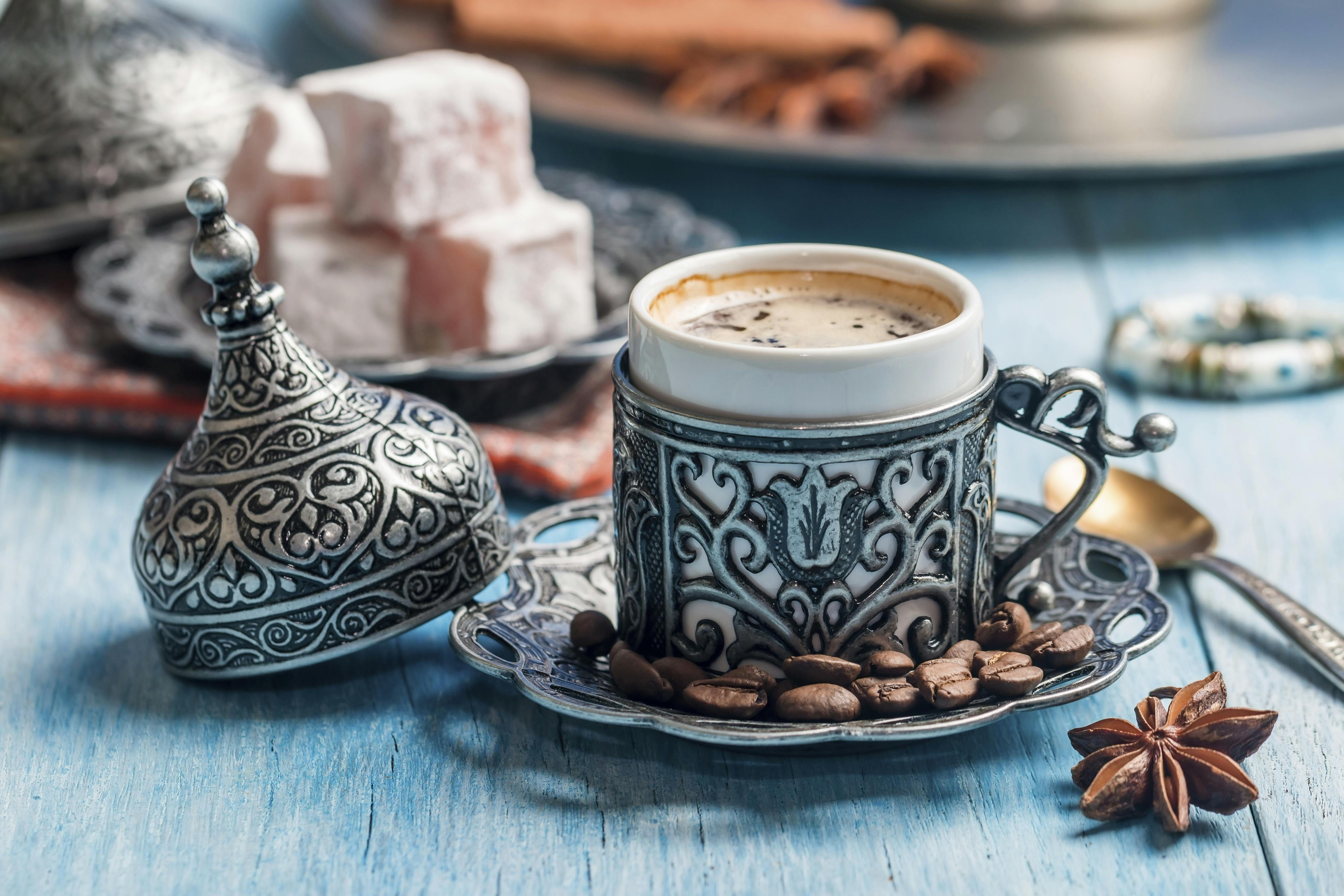 Bestiller du en kaffe i Tyrkiet, så er det højst sandsynligt med kaffegrums på bunden af koppen – og med turkish delights til. Bestiller du en kaffe i Tyrkiet, så er det højst sandsynligt med kaffegrums på bunden af koppen – og med turkish delights til.