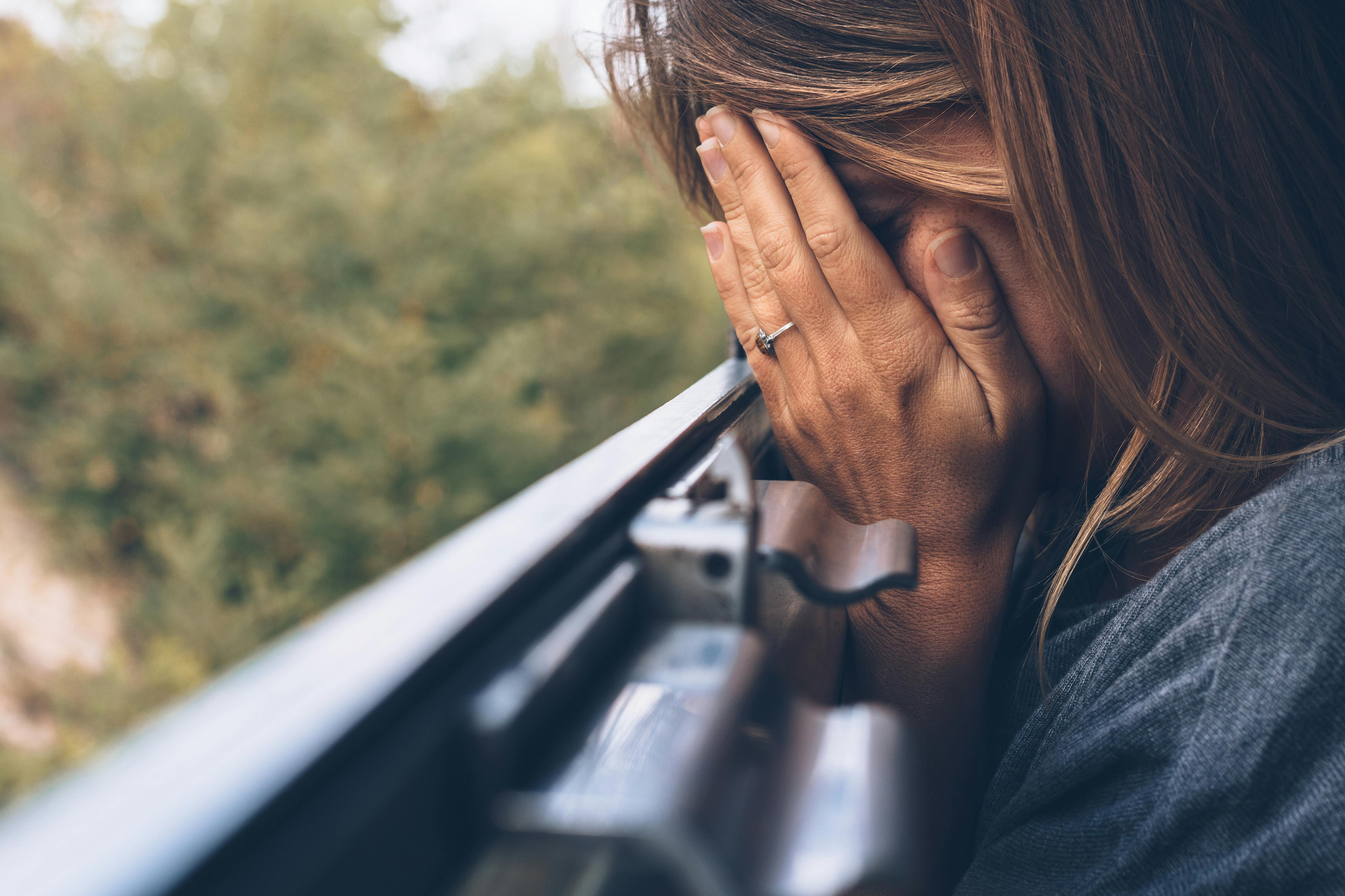 Du kan ændre dit mønster, så du forhåbentlig ramler ind i den rette mand. Kvinde der er ked af
