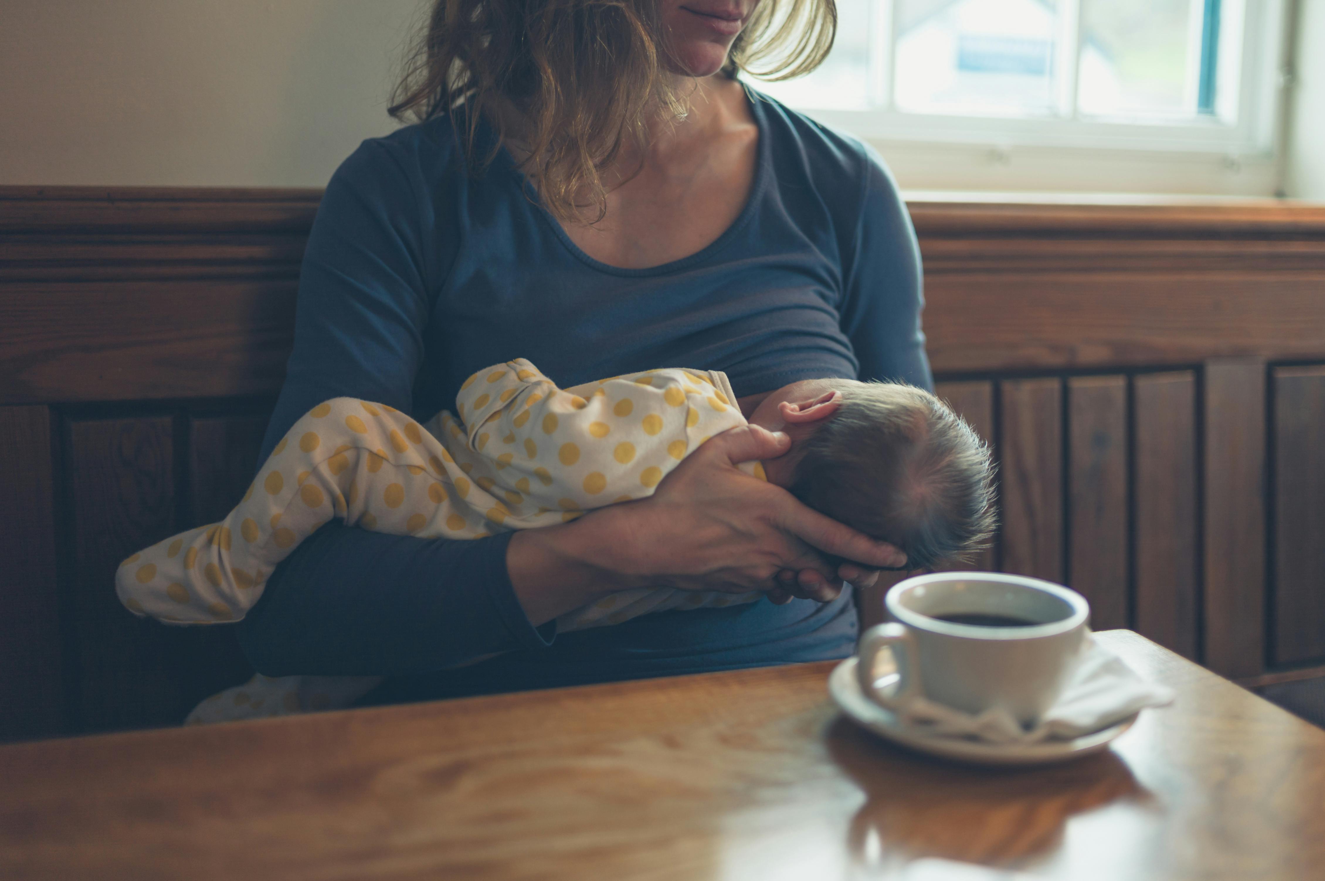 I Danmark er der ingen lovgivning, der forbyder amning nogen steder. Kvinde amning cafe