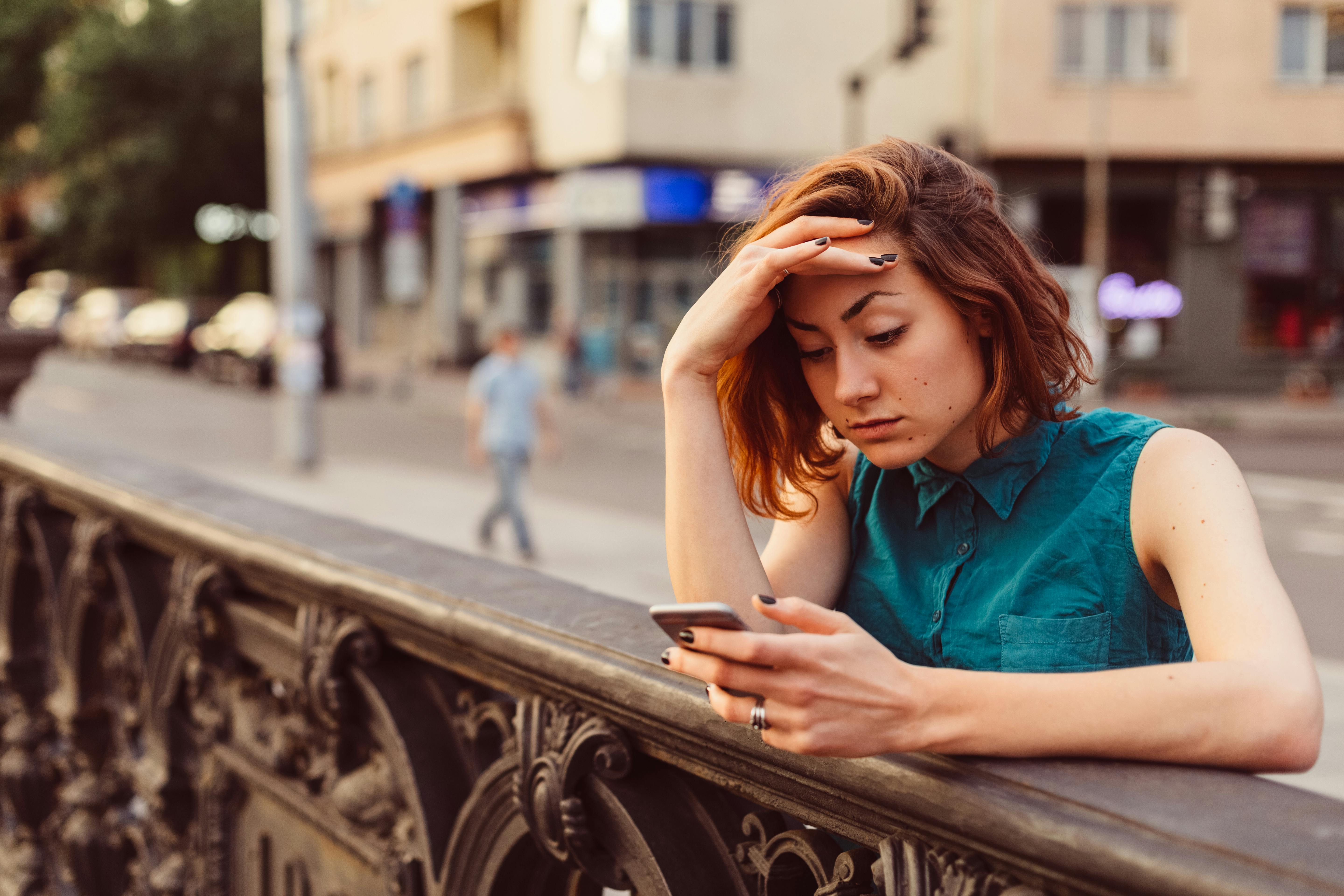 Måske skal du hoppe af Instagram, bare for en enkelt dag? Kvinde kigger på telefon