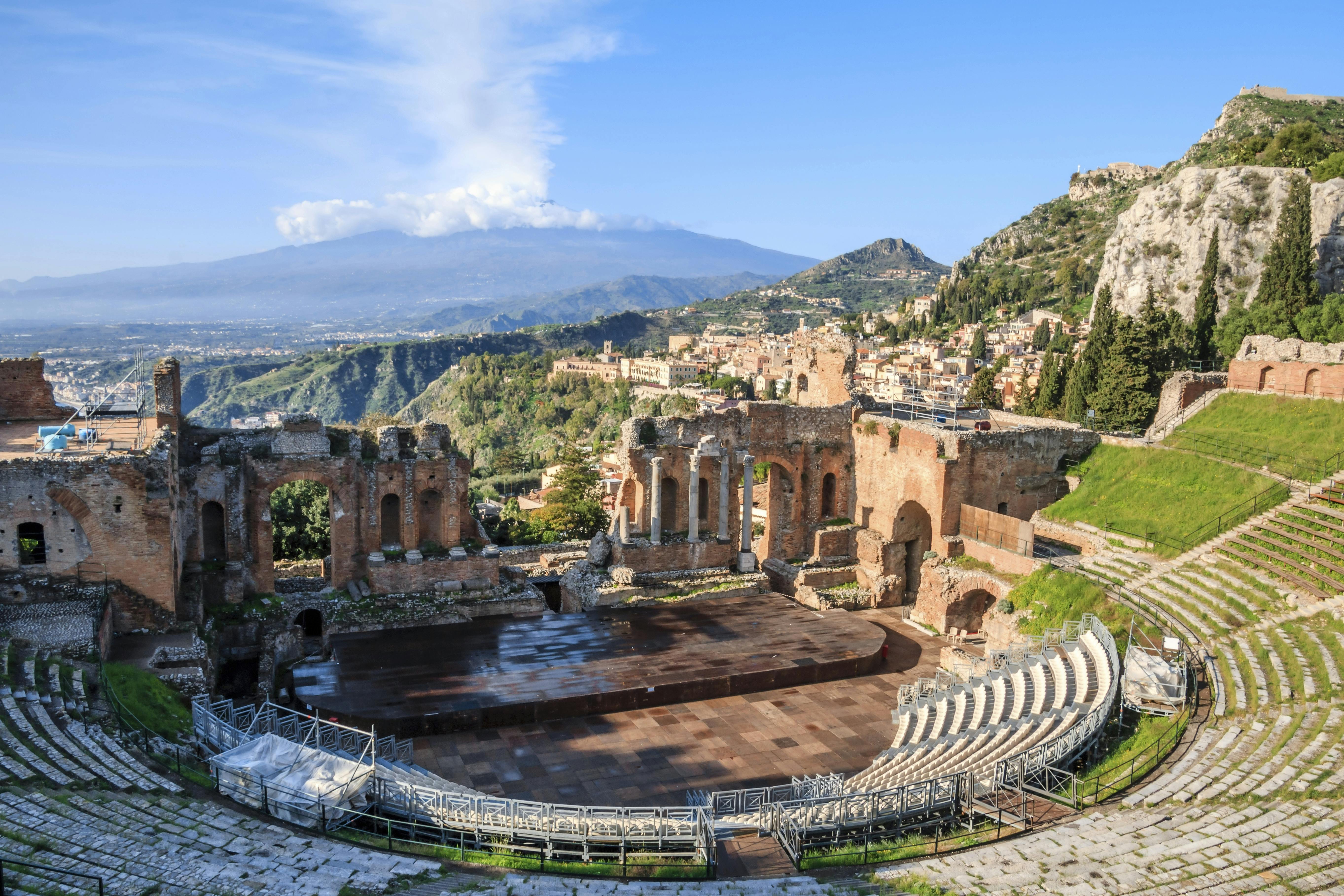 Byen Taorminas berømte græske teater, som er mere end 2.300 år gammelt. Italien, Sicilien