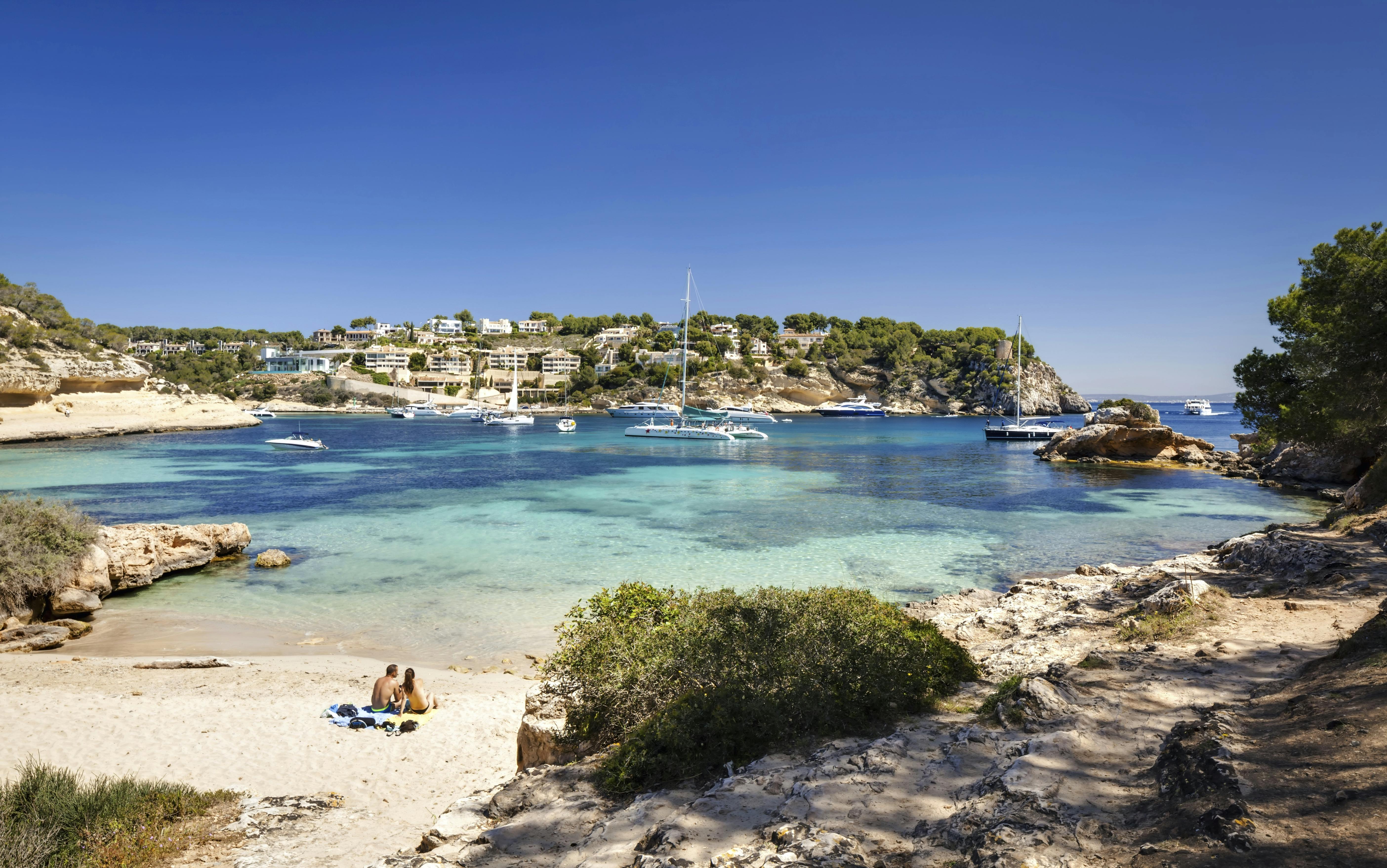 Ingen ferie på Mallorca uden dage på stranden og i sandet. Her Cala Portals Vells. Mallorca-guide