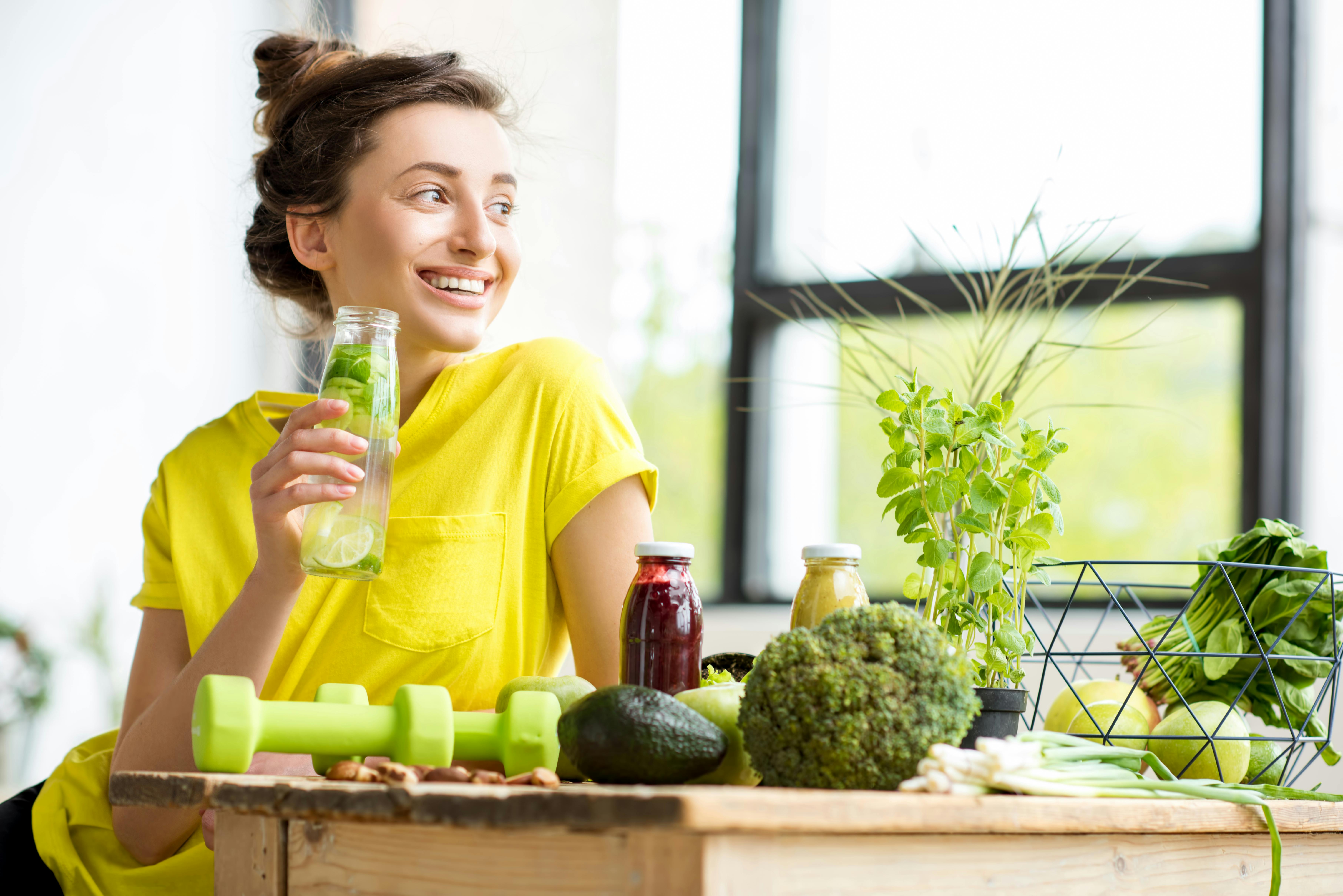 De grønne madvarer er rigtig gode under en udrensningskur. Kvinde med smoothies
