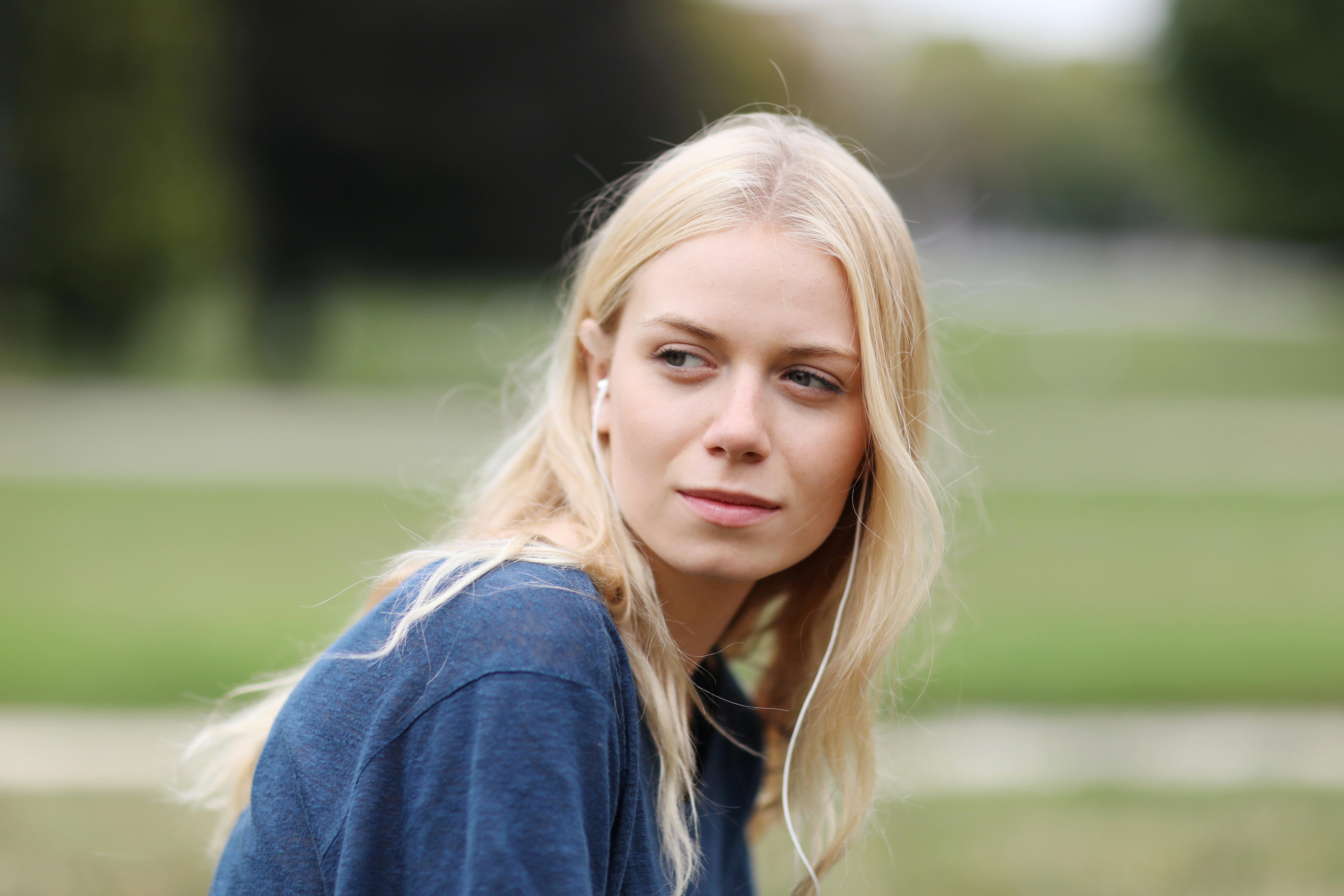Vi elsker at lytte til podcasts. Kvinde lytter til kærlighedspodcast