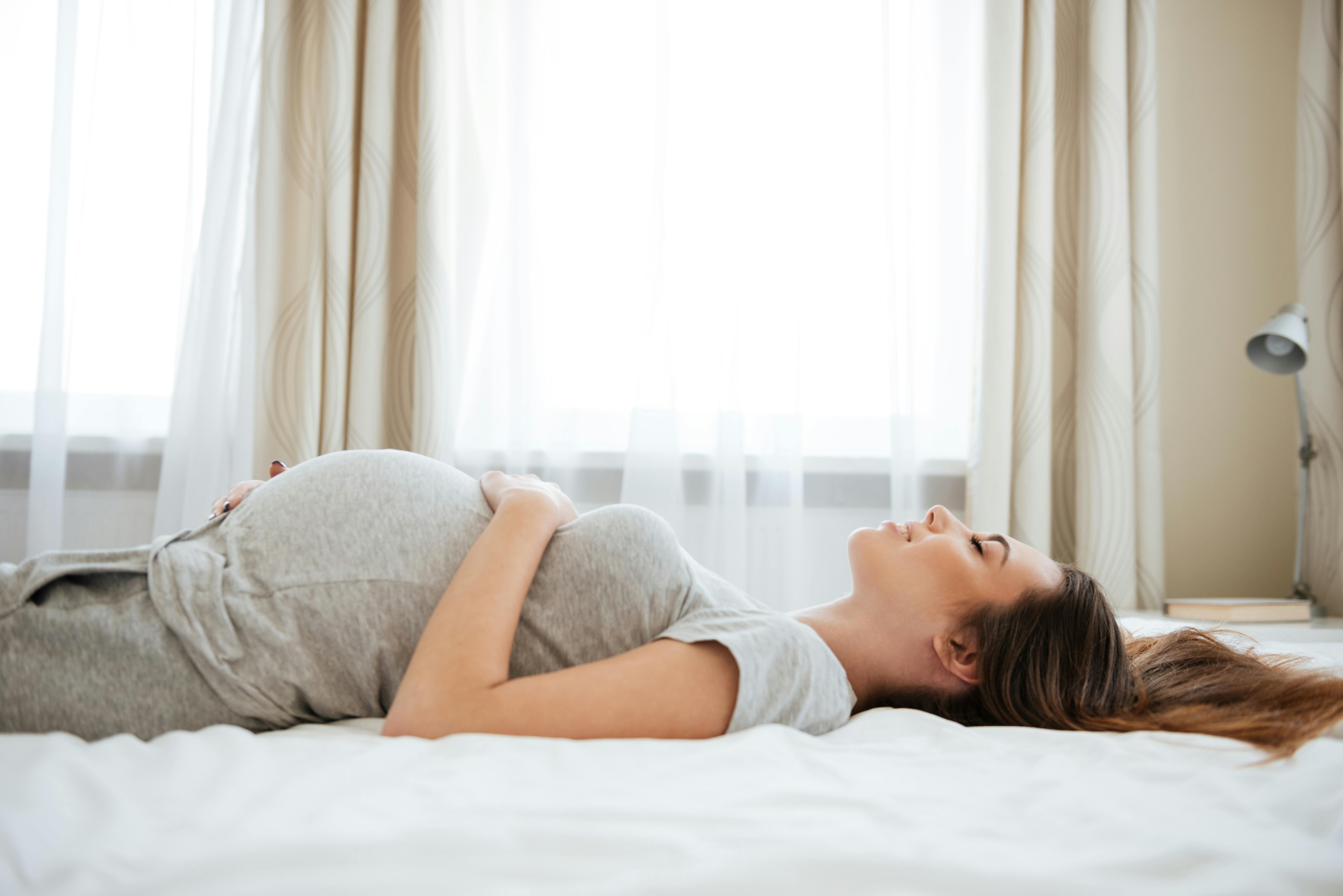Lær at slappe af både inden og mens du er gravid. Gravid kvinde slapper af