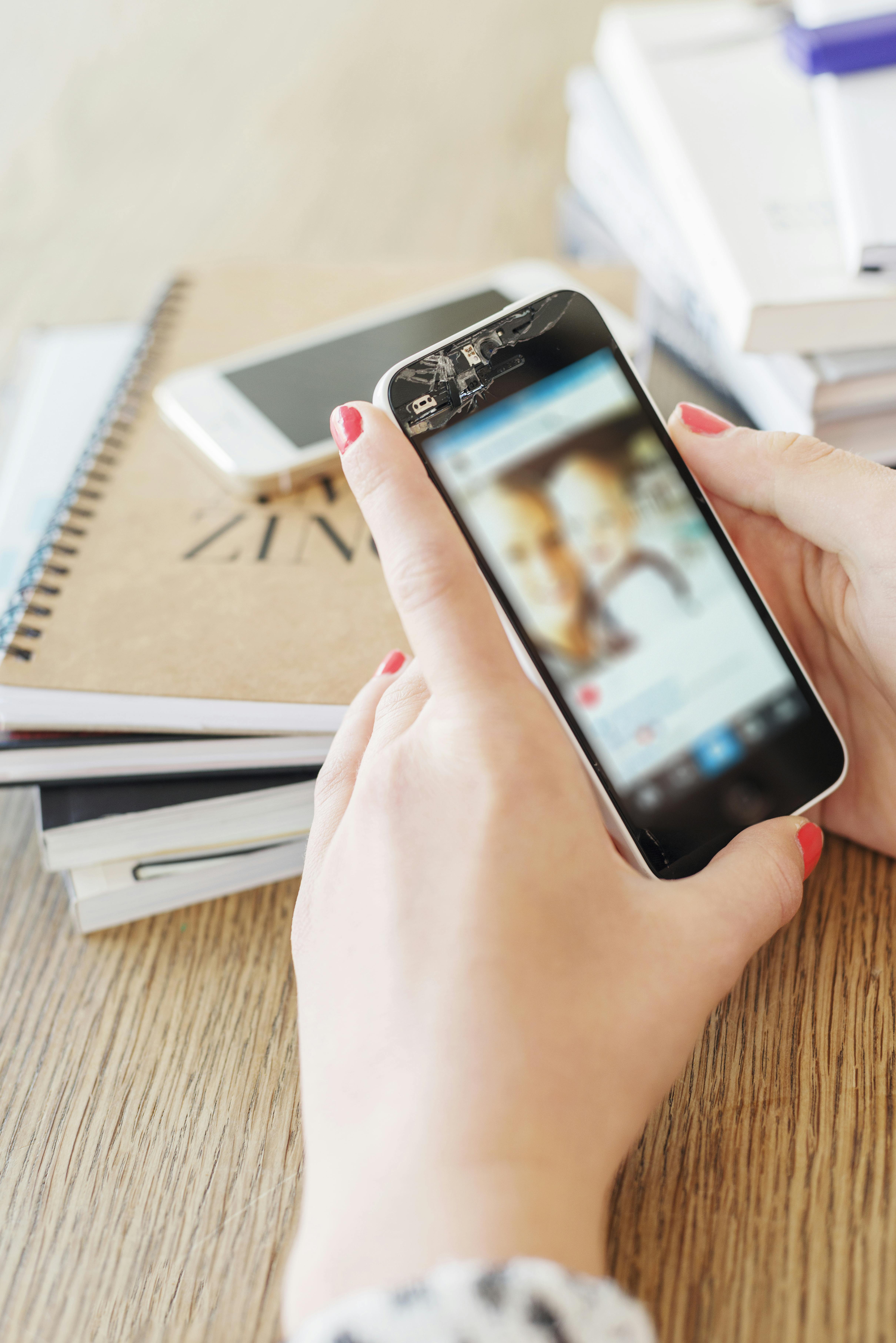 Nettopp det å være ganske hekta på sosiale medier er noe tvillingene kjenner seg igjen i: Instagram kroppspress