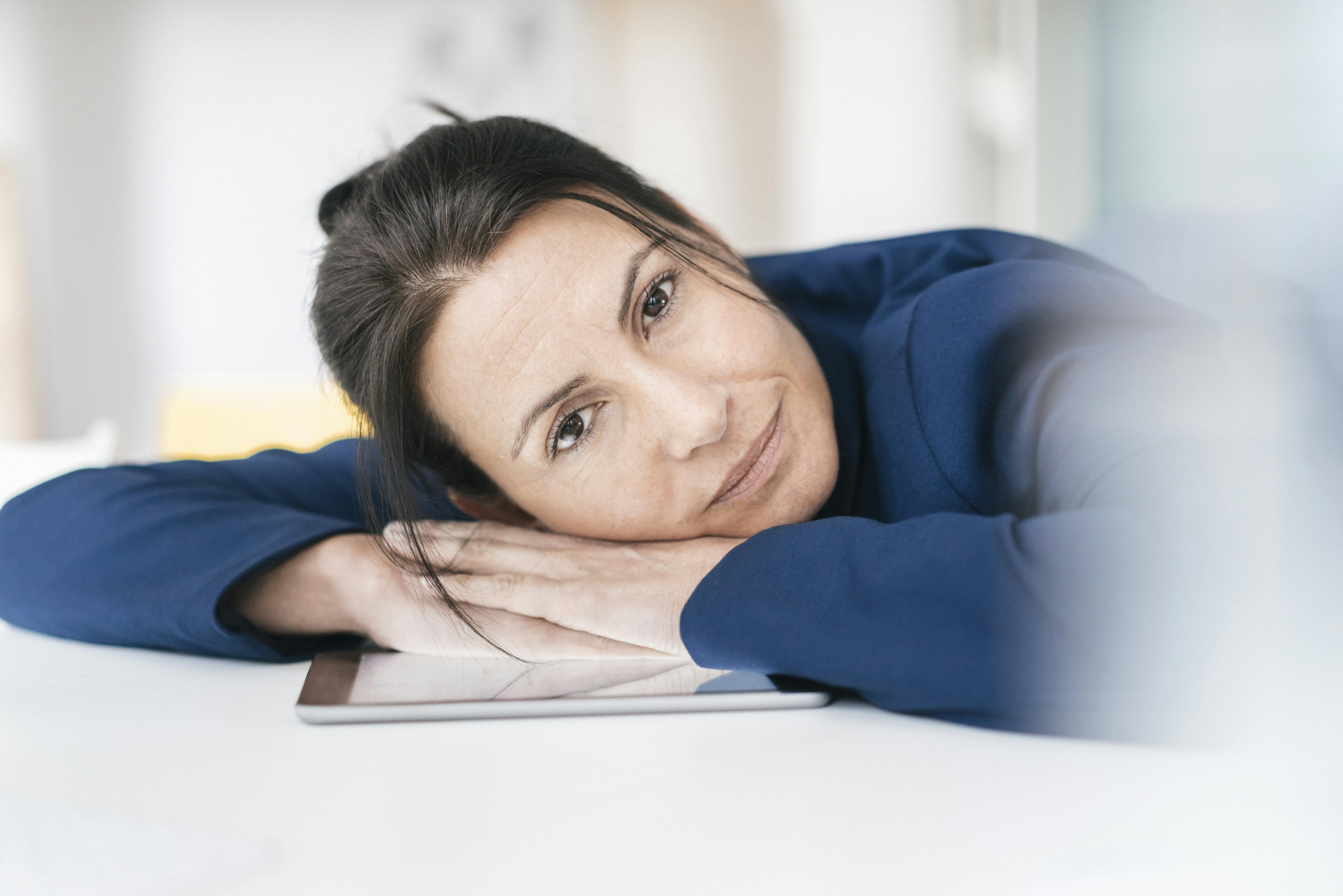 Vitaminmangel: slapp og utmattet kvinne vitaminmangel
