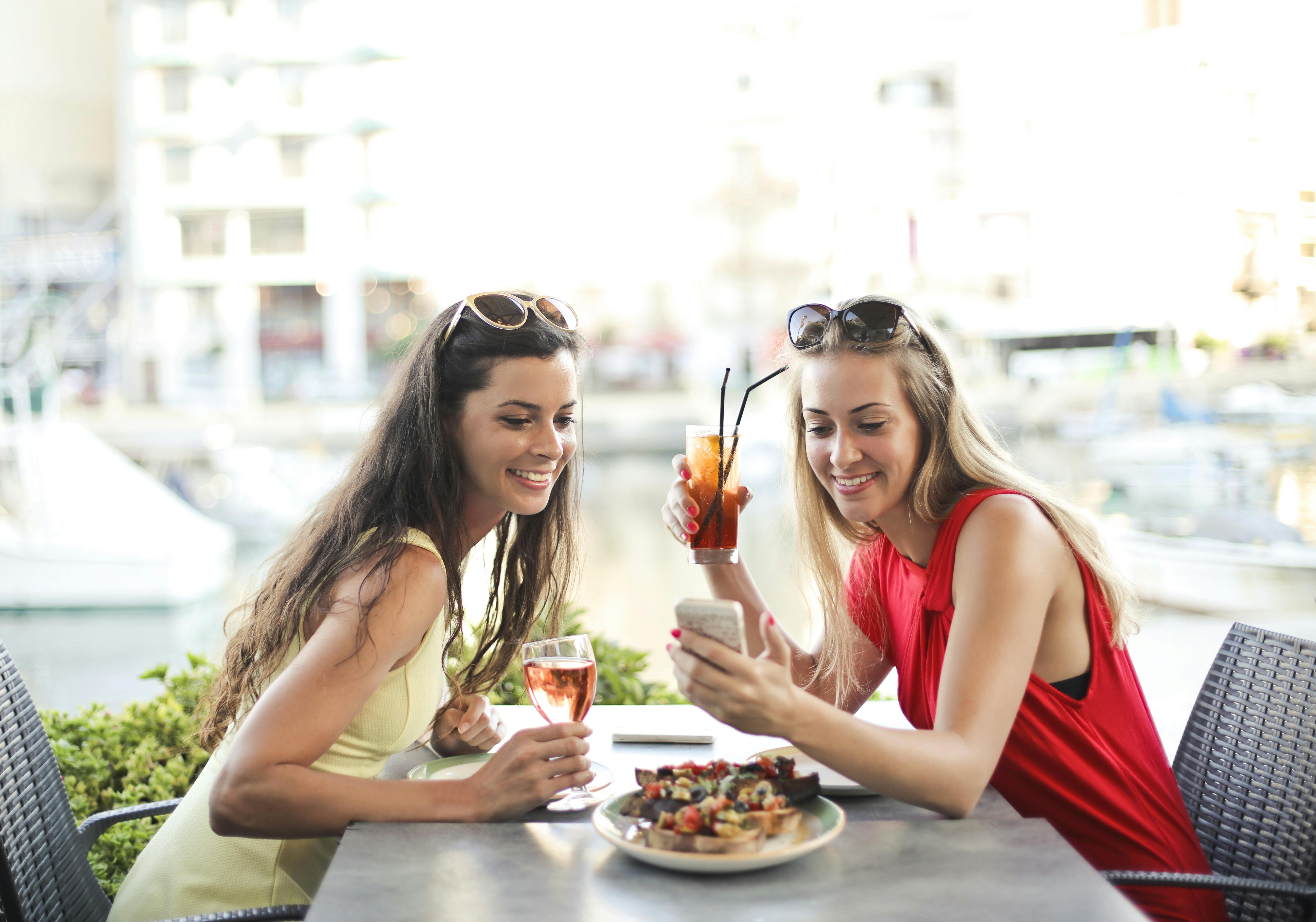 I kan hurtigt finde den bedste restaurant via en rejseapp. Veninder der bruger en rejseapp