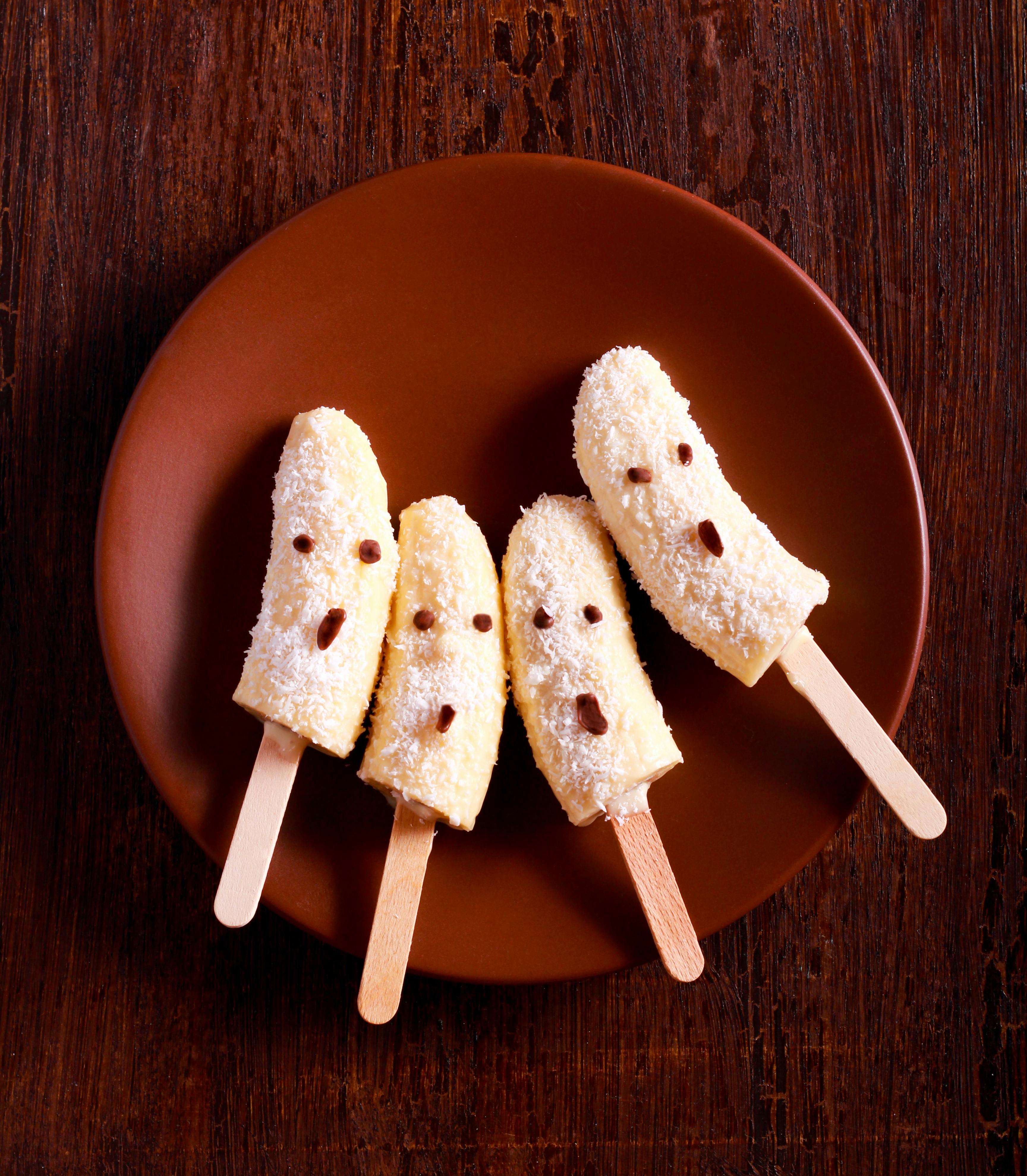 De små bananspøgelser er både og sjove og smager godt. Banan pinde