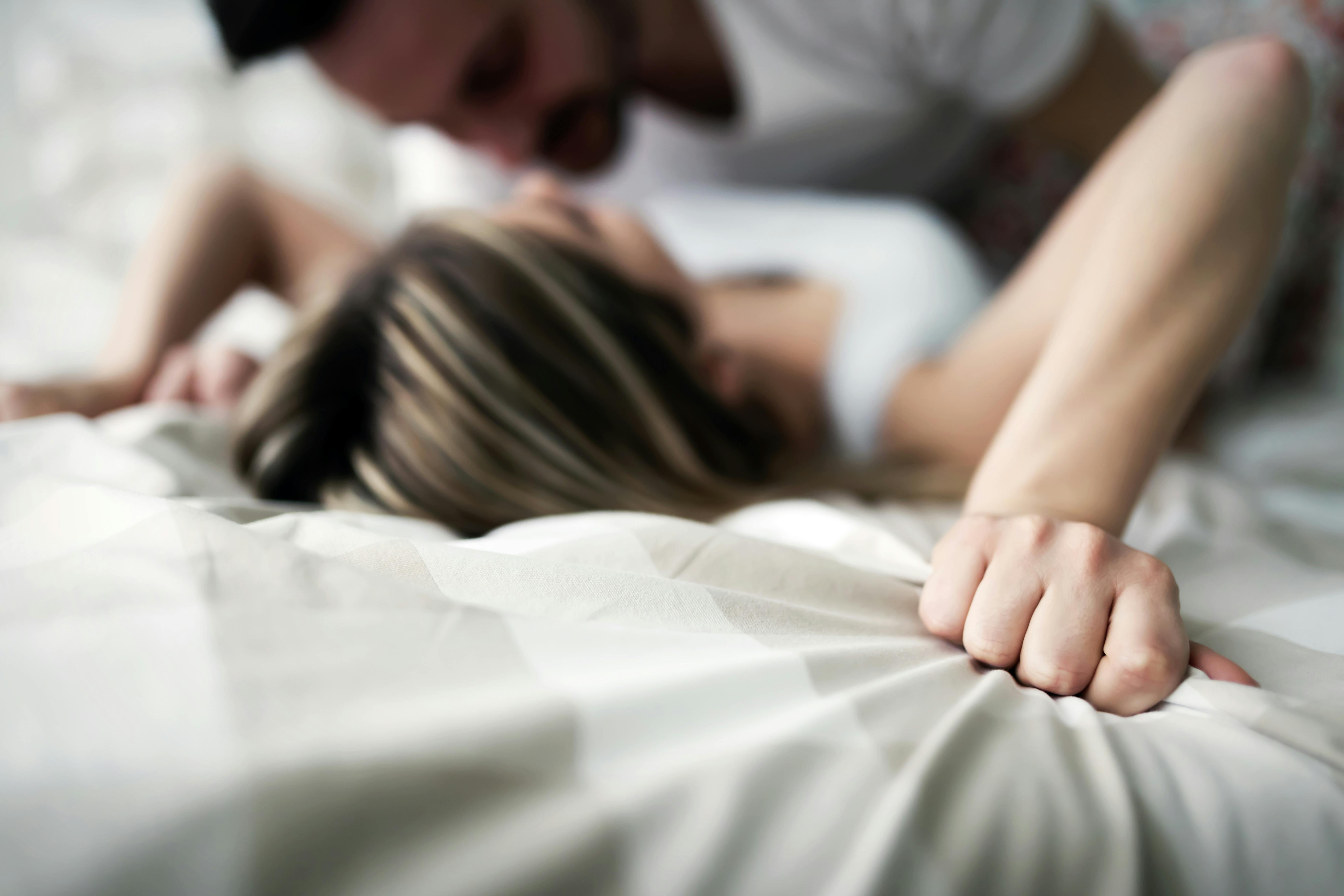 Du kan prøve de seks orgasmepunkter af derhjemme. Kvinde får orgasme af mand