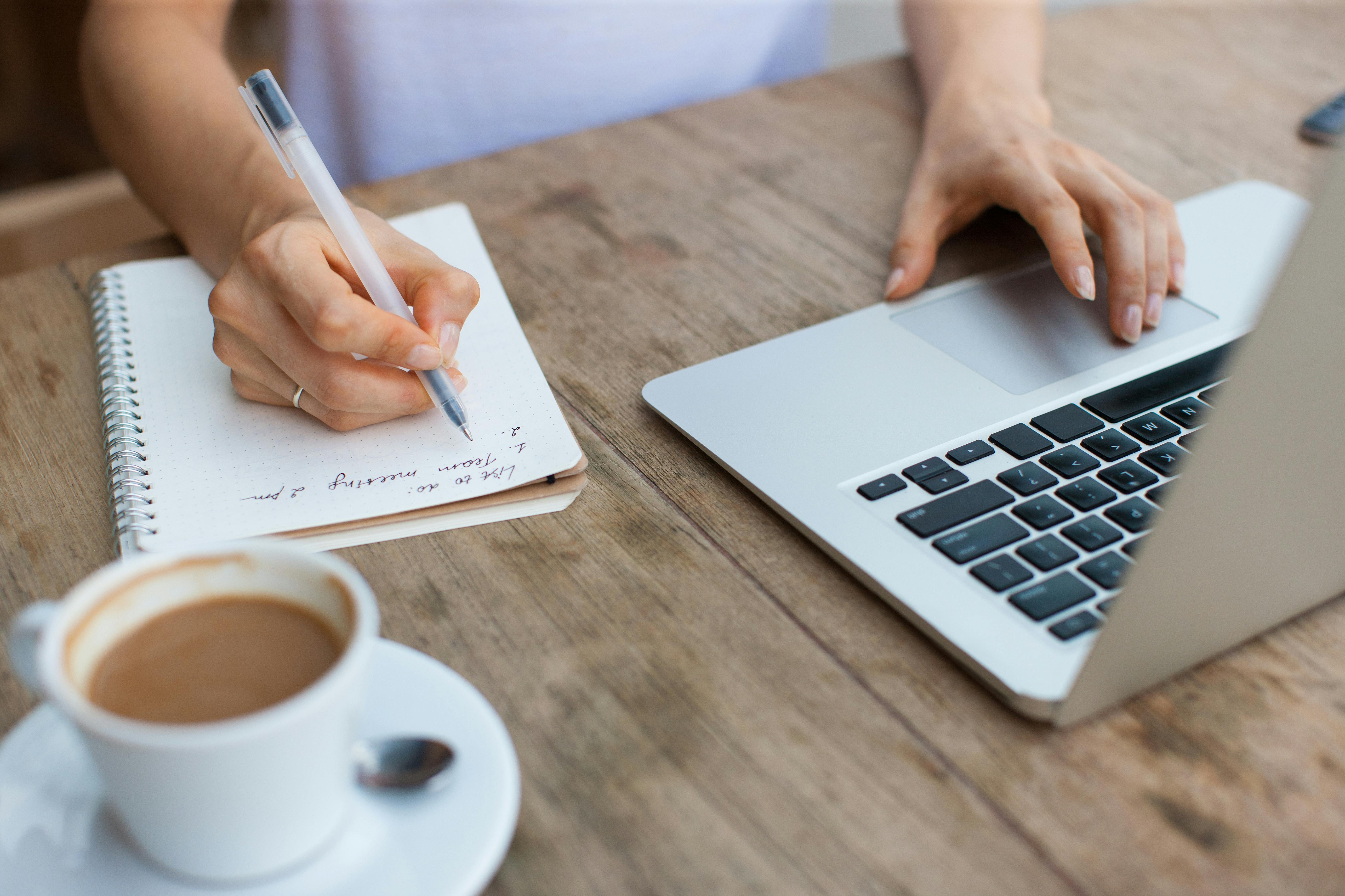 Læg store og små planer, så du har noget at se frem til. Kaffekop og computer på skrivebord