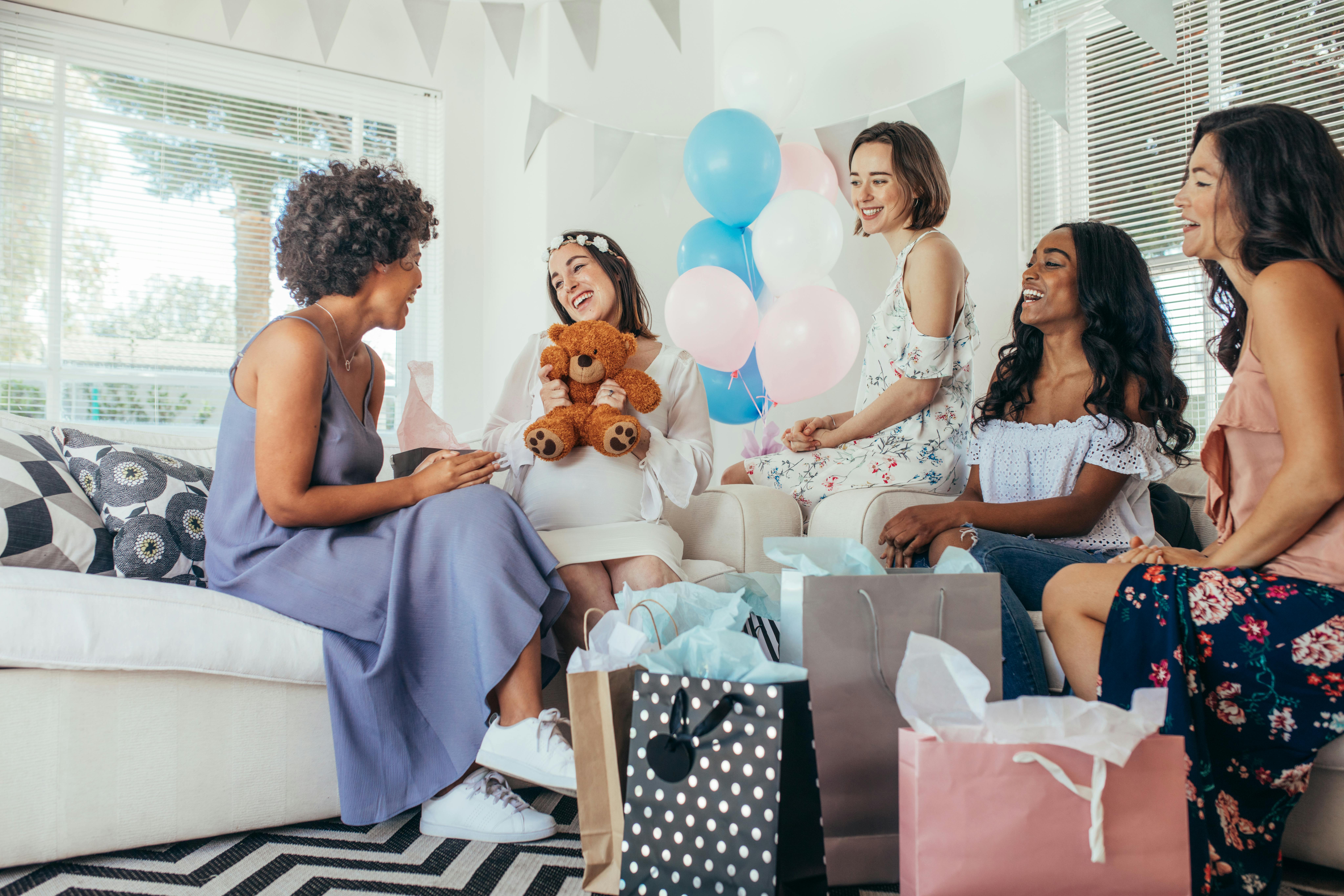 En babyshower er en hyggelig måde at fejre den kommende mor! Kvinder fejrer gravid veninde til babyshower