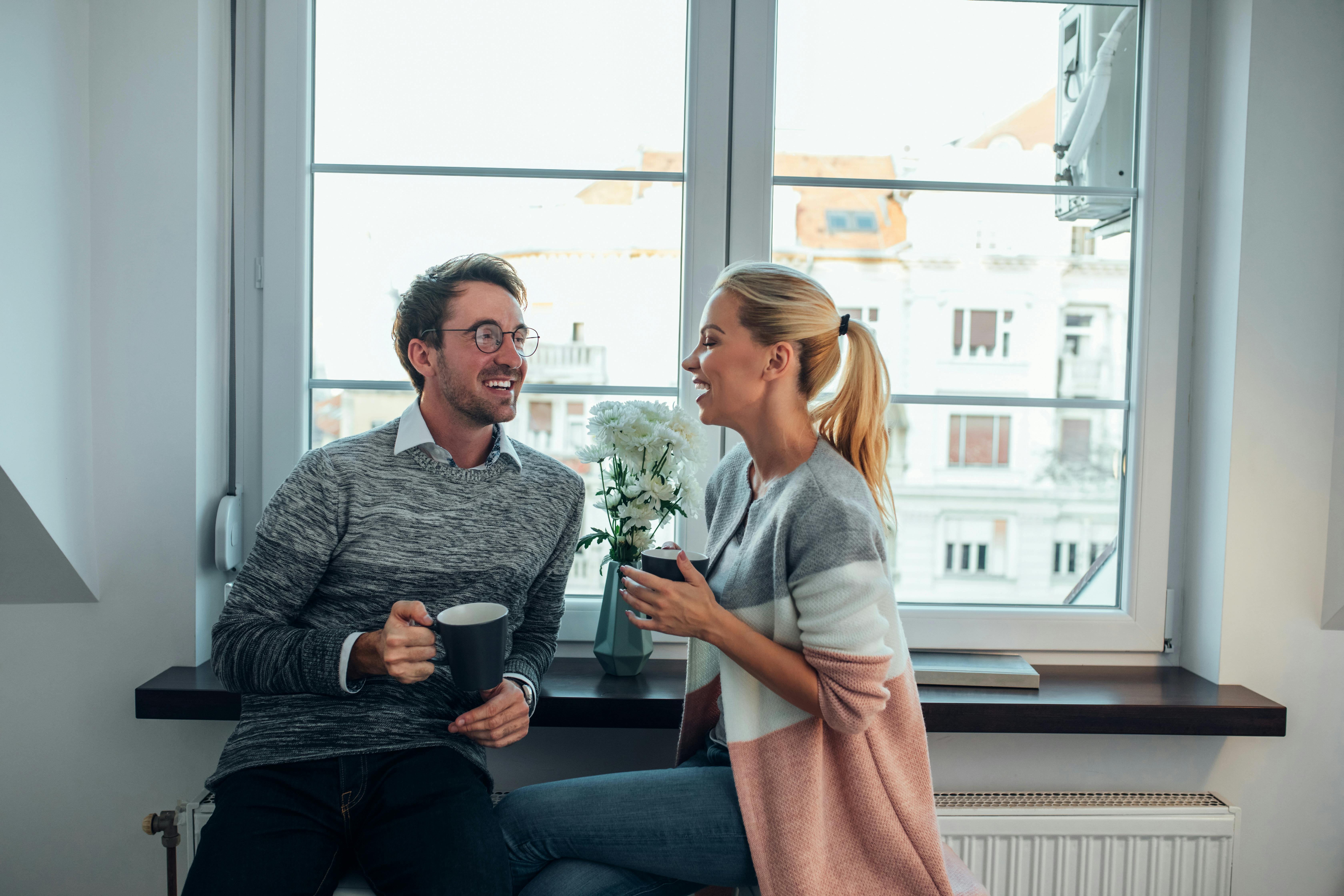 Det bliver nemmere for jer, hvis I snakker om jeres langdistanceforhold. Par der snakker om deres langdistanceforhold.