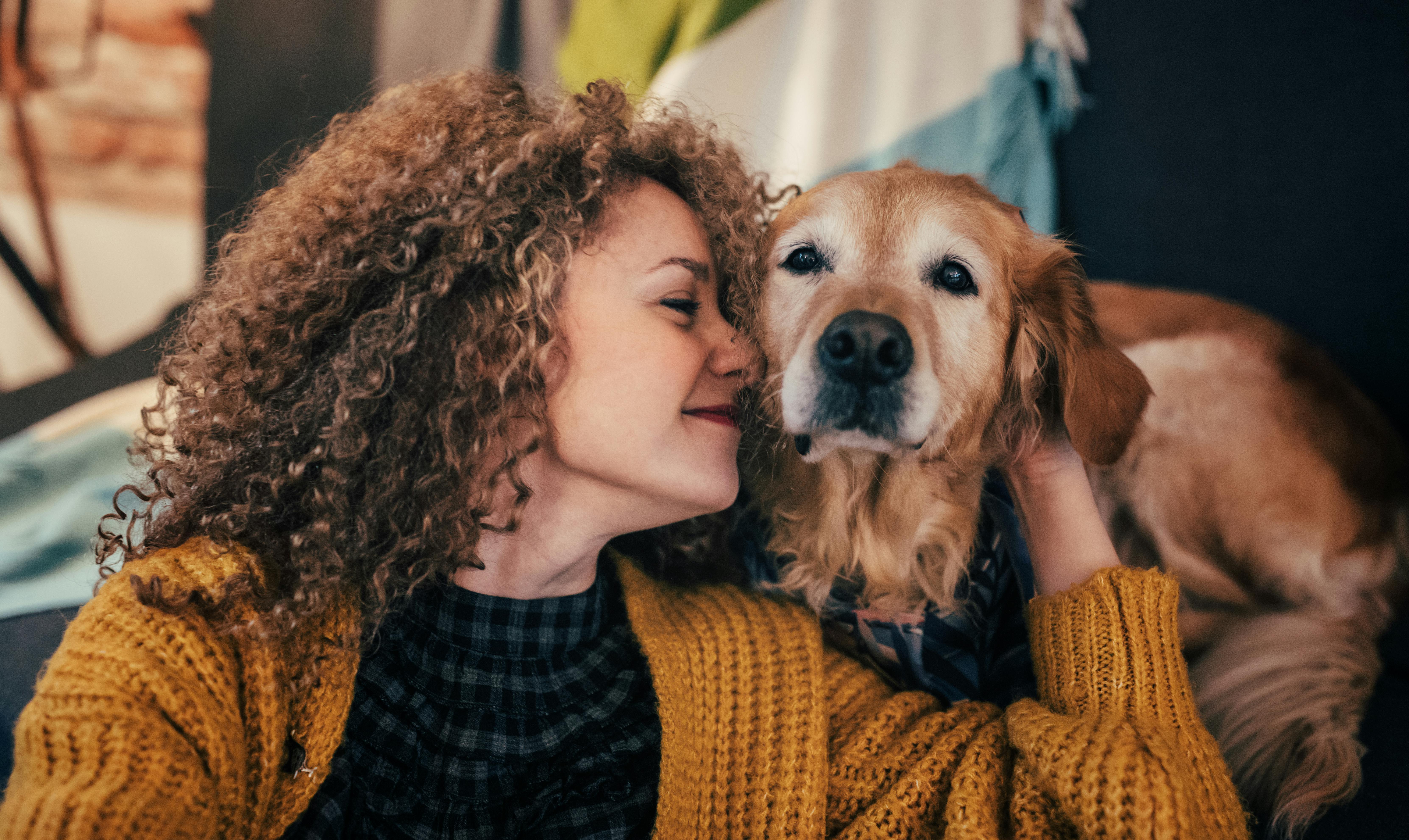 Sørg for, at du finder den hunderace, som passer til dig. Hundeejer der hygger med sin hund
