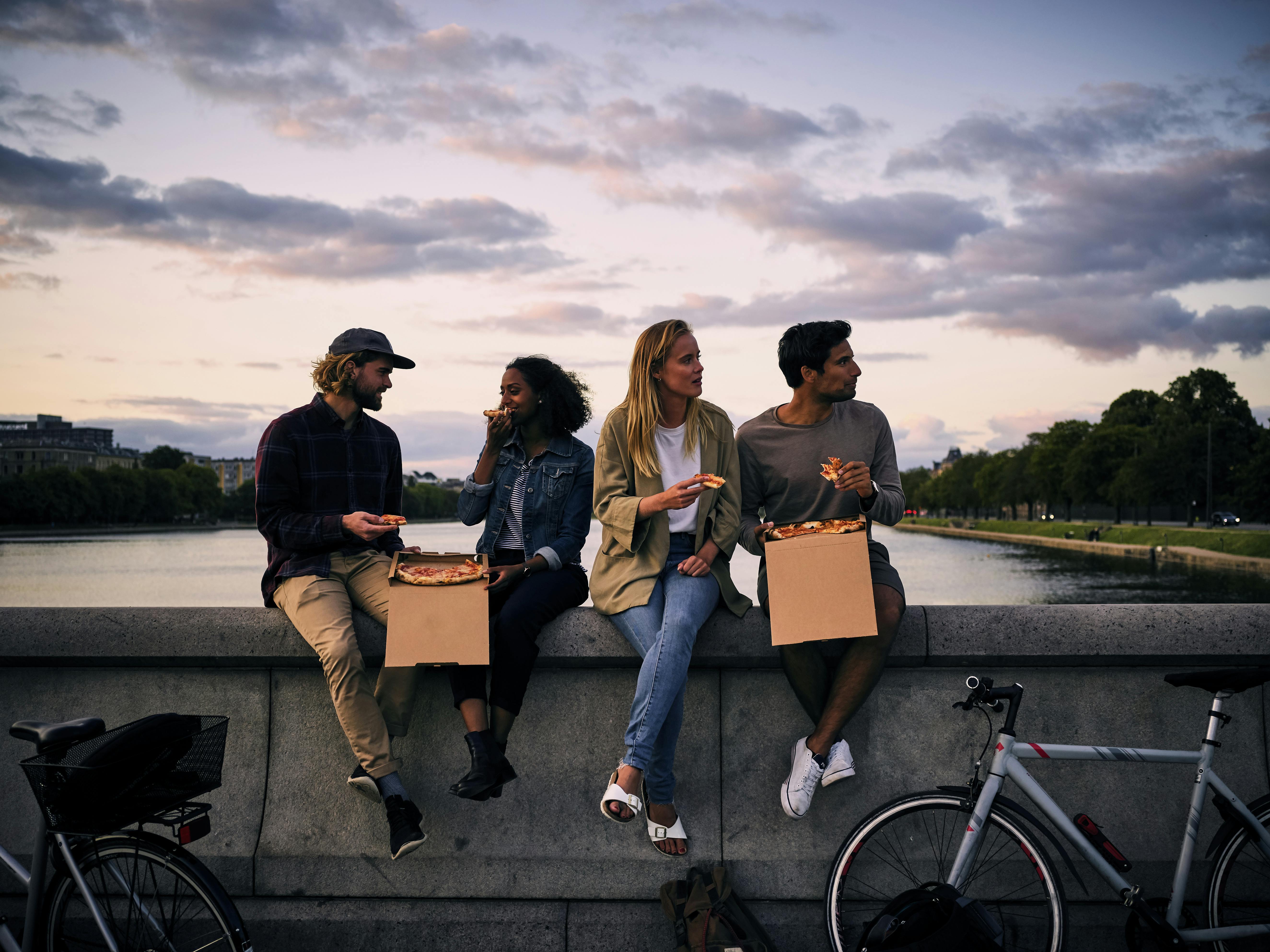 Siger du pizza og hygge efter forelæsningen? JA TAK! Unge der spiser pizza