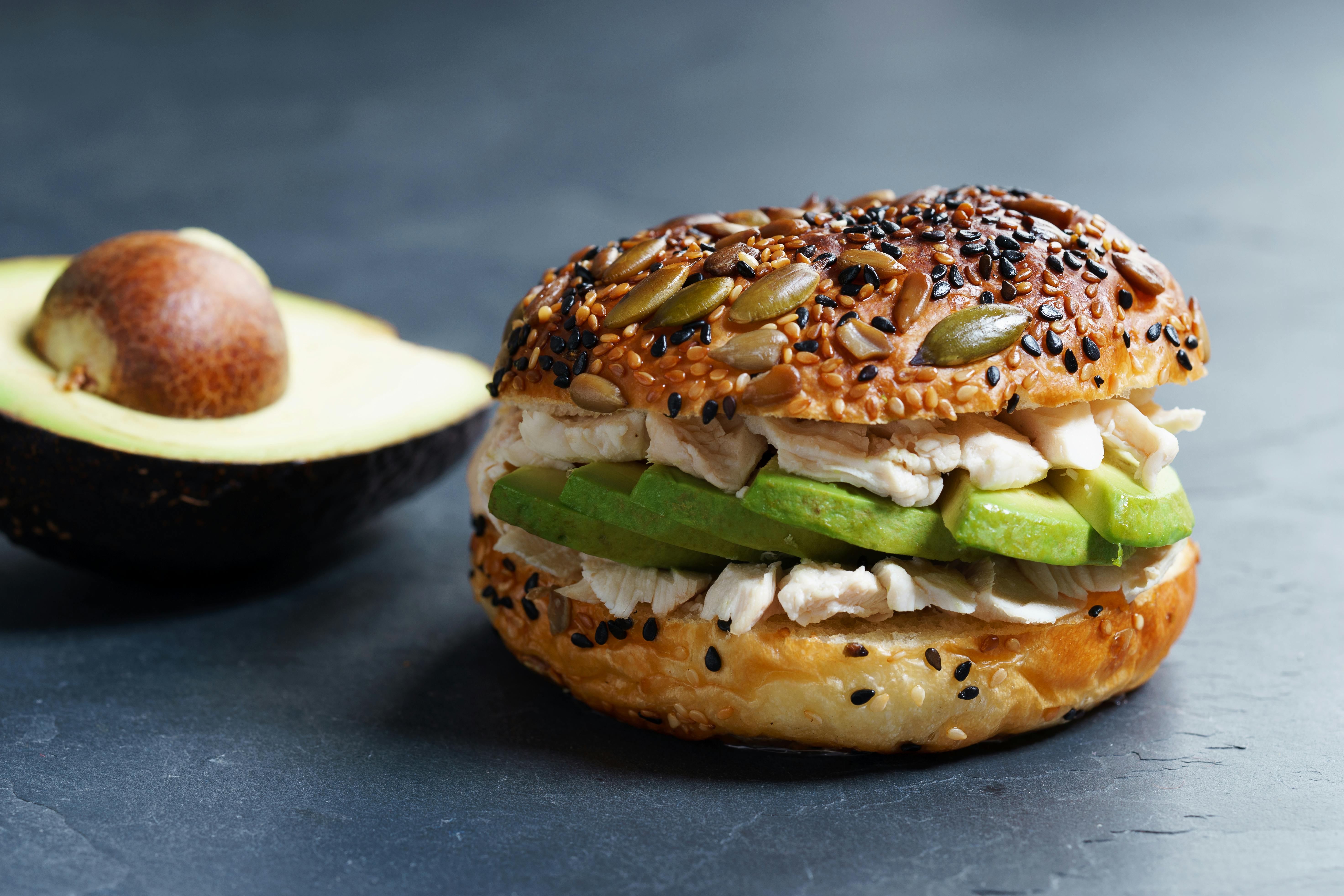 Kyllingeburger med avocado