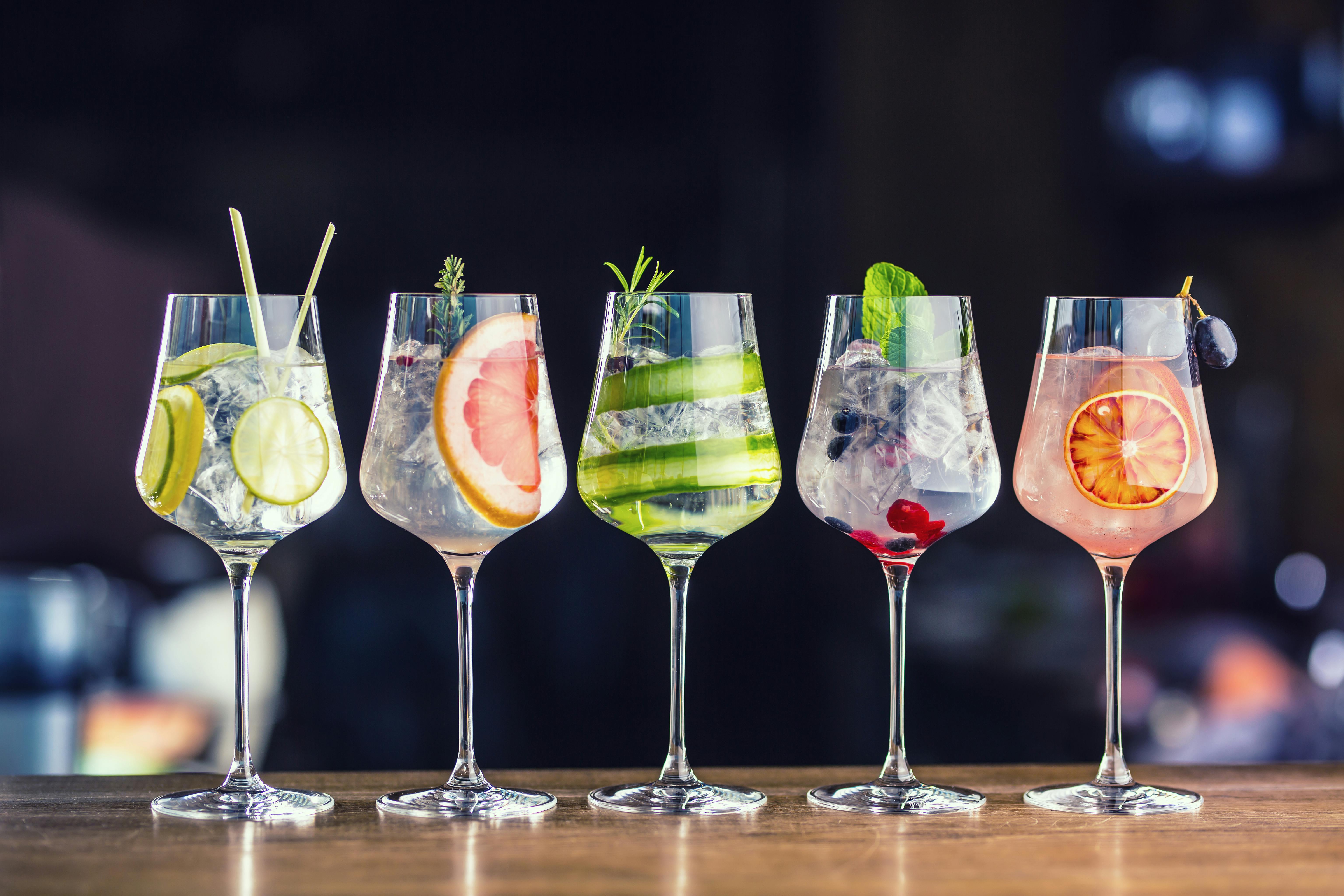 Lej en bar – så har du flere timers underholdning til dit bryllup. Forskellige cocktails