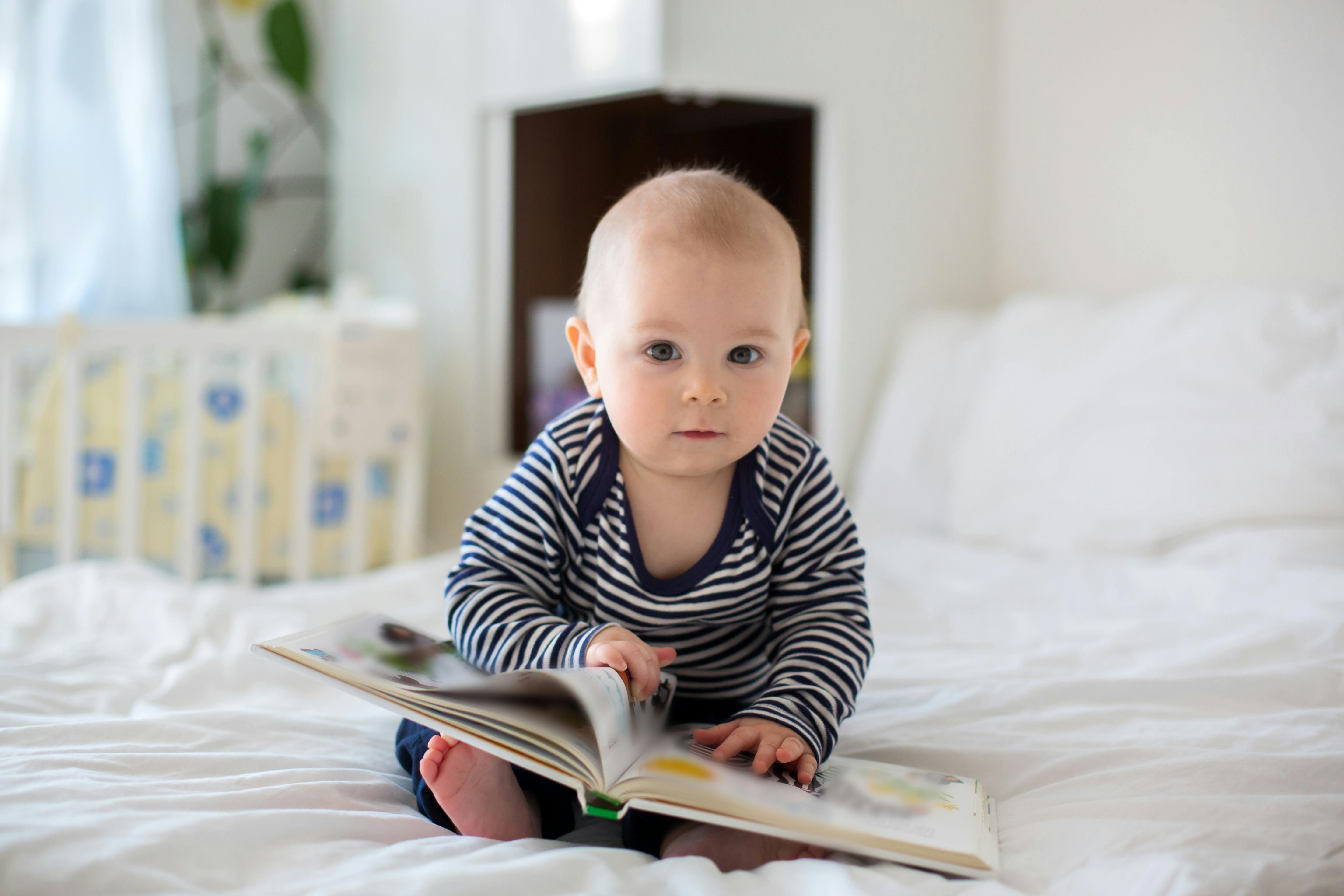 Skal din baby opkaldes efter en af karakterne fra en børnebog? Baby med bog