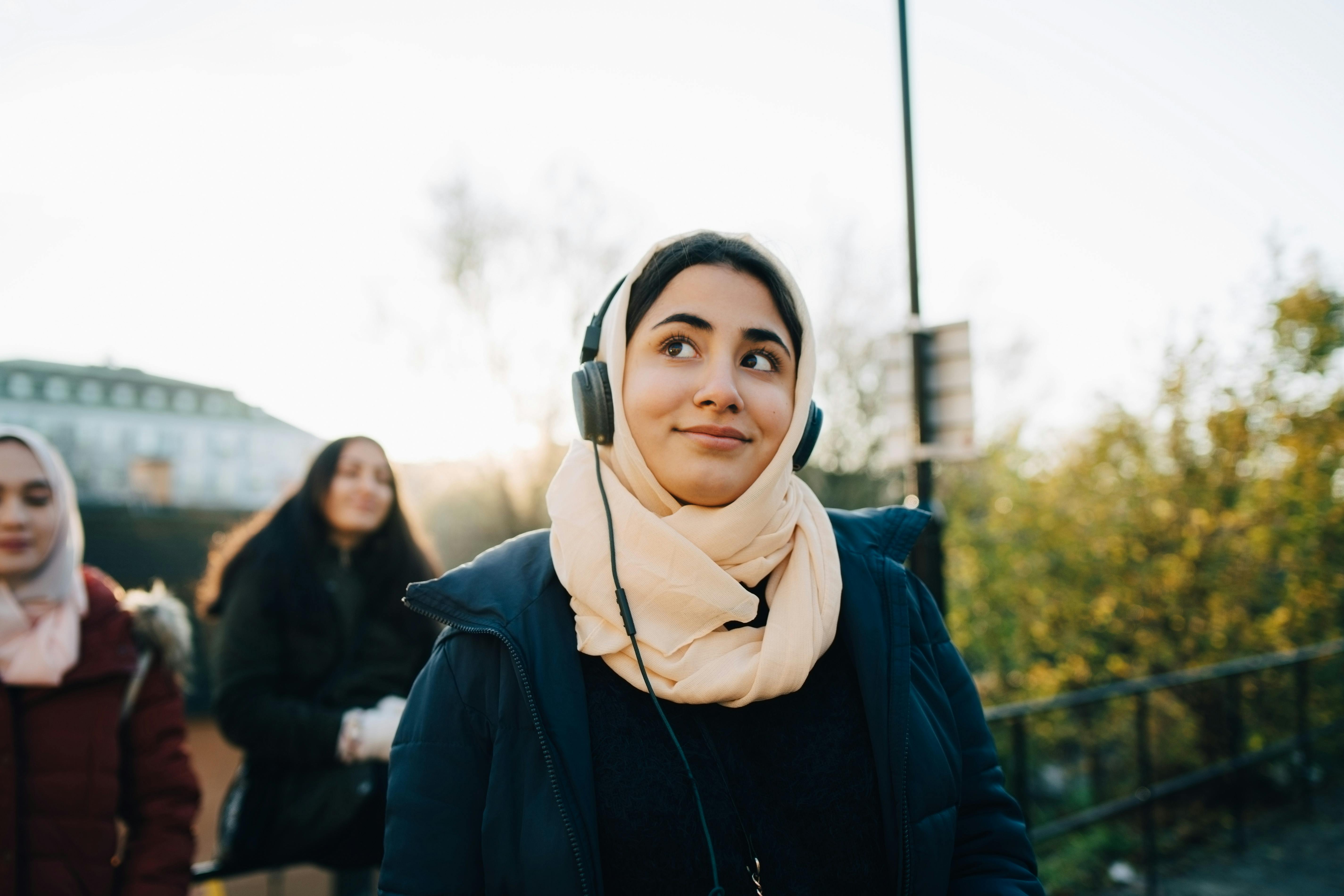 Stiller du også engang imellem dig selv spørgsmålet: “Hvorfor har jeg ikke en kæreste?” Kvinde lytter til kærlighedspodcast