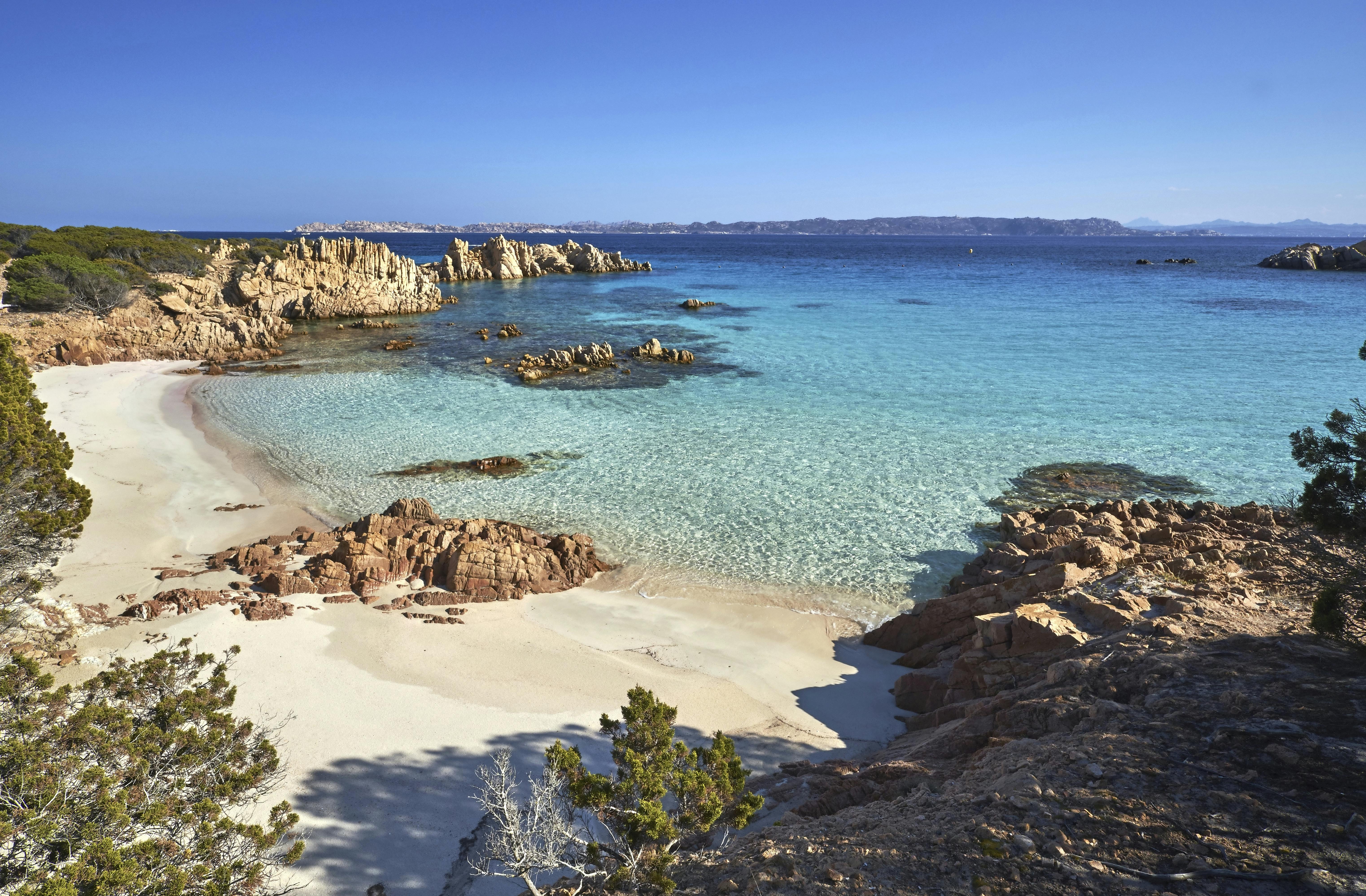 En typisk sardisk bugt. Og der er lunt året rundt! Sardinien i Italien