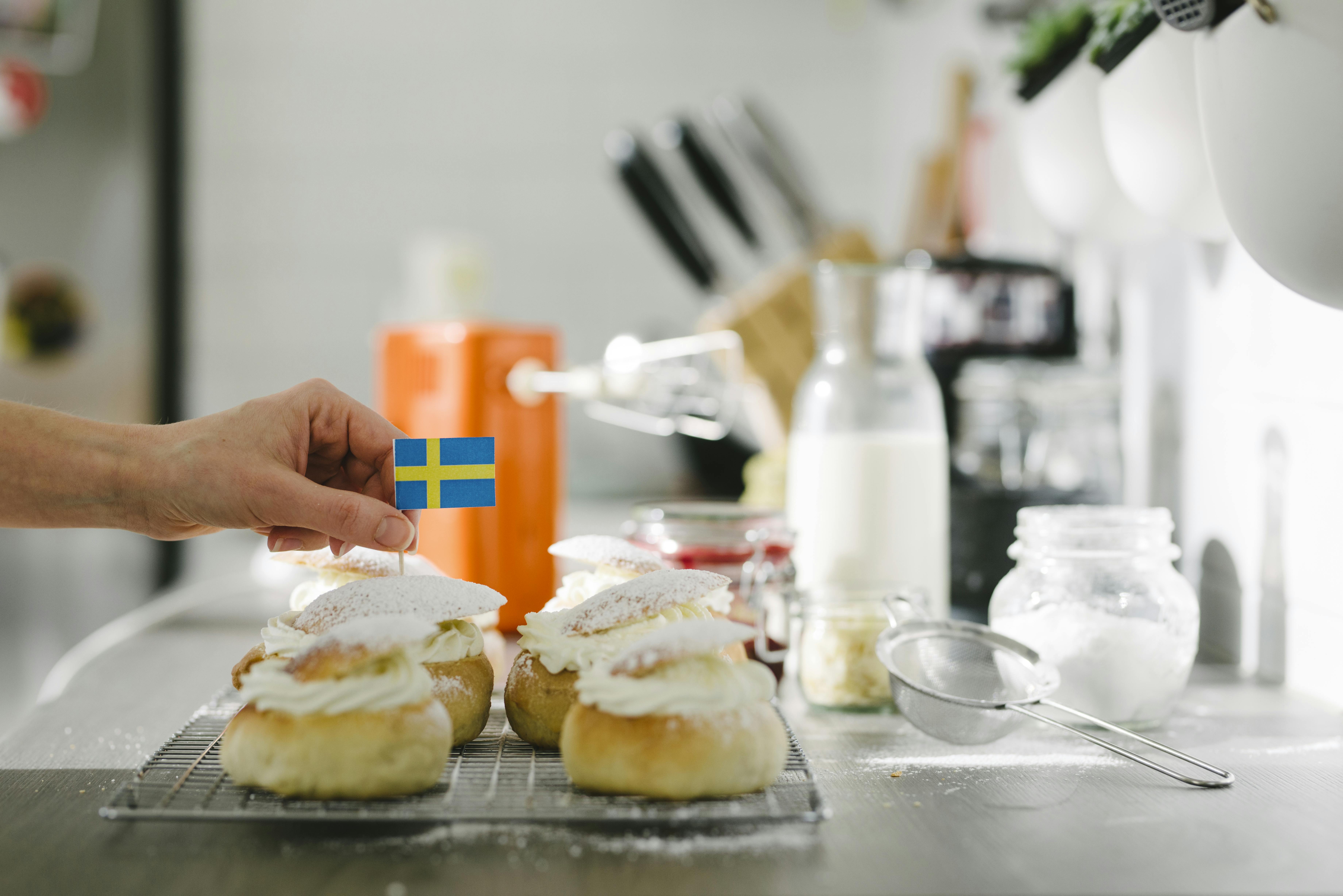 Den svenske fastelavnsbolle hedder en semlor, og ligner vores ret meget. Semlor svensk fastelavnsbolle