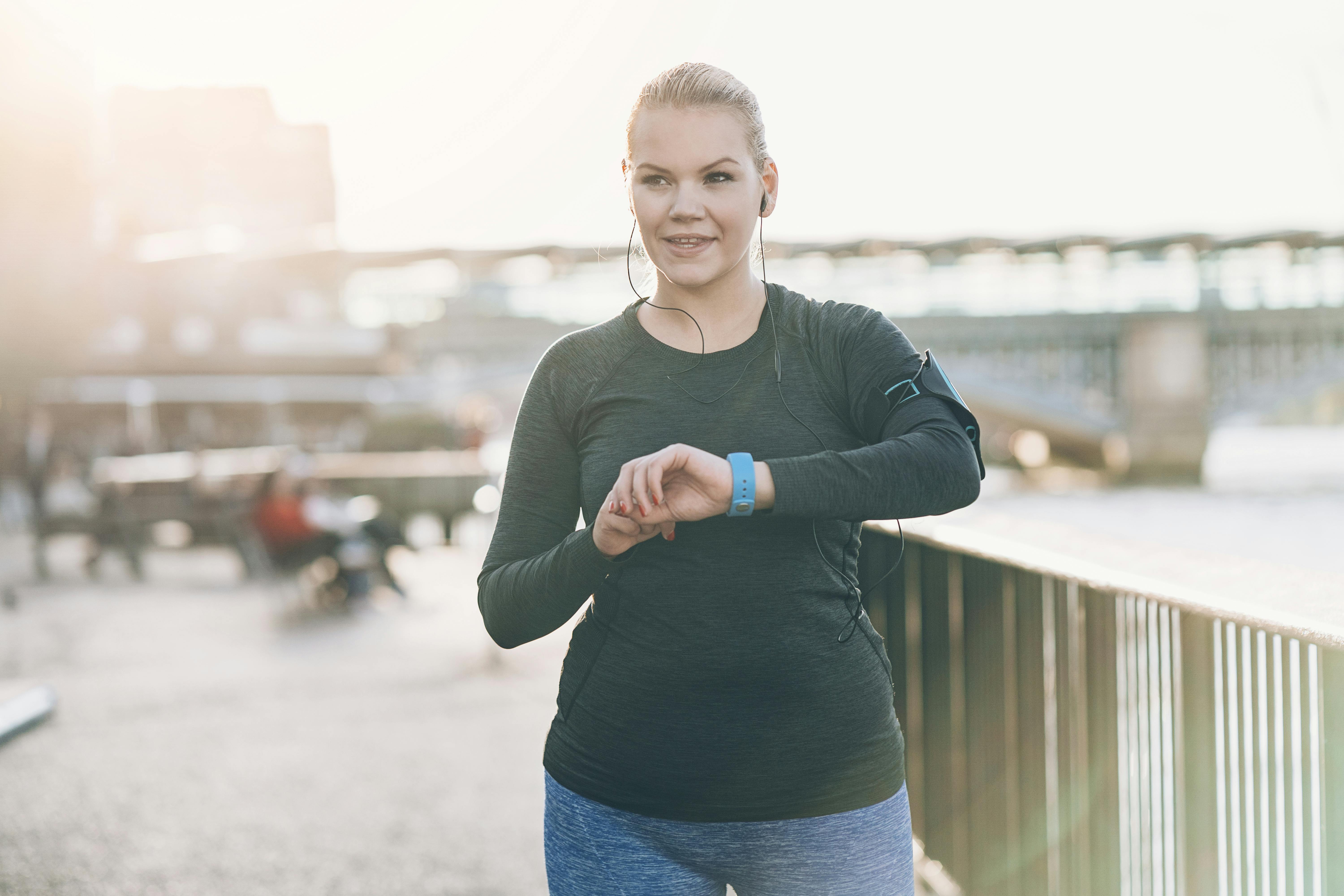 Hvis du har PCOS er der ekstra god grund til at hoppe i løbeskoene. Kvinde er ude at løbe