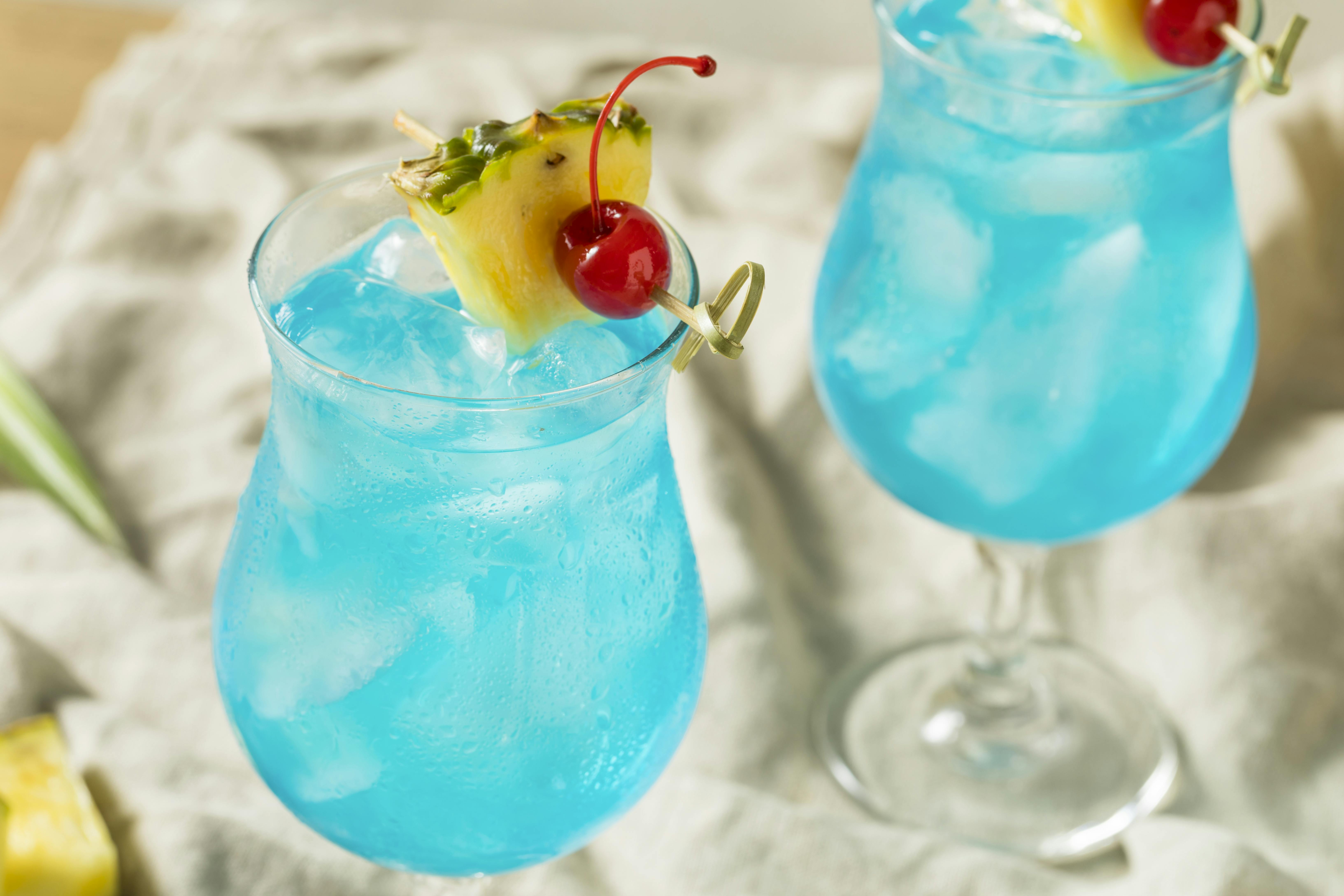 Den blå farve klæder denne tropiske drink med rom. malibu drink, kokosrom, bedste drinks med rom, tropisk drink, blue hawaiian