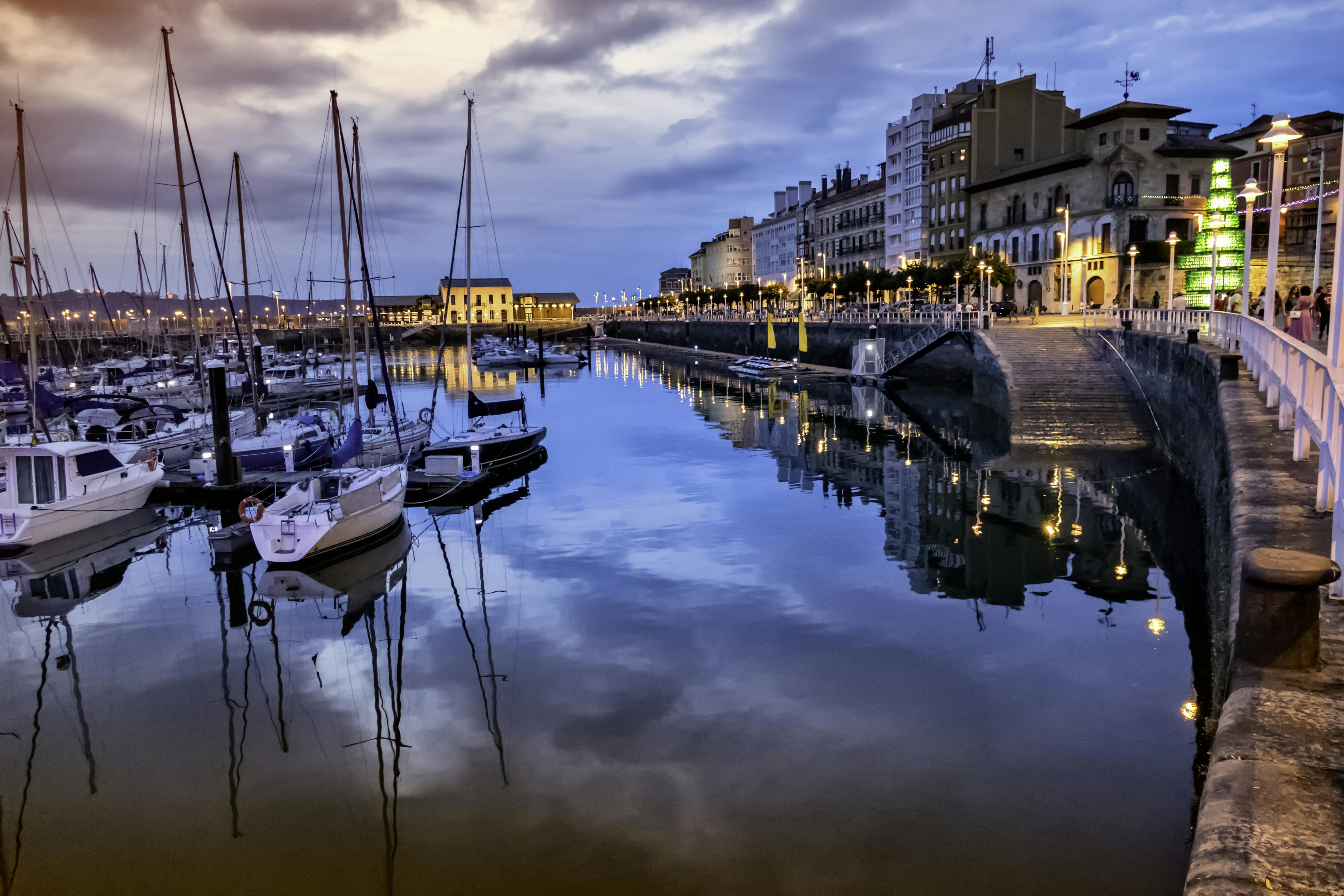 Den smukke havn i Gijon. Gijon