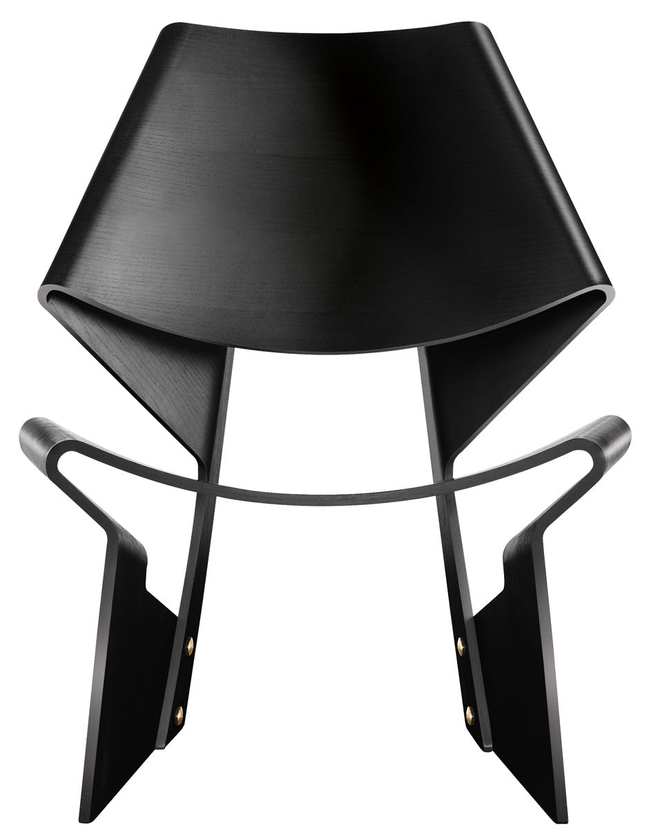 In het zwart is de Bow Chair als een sculptuur. In het zwart is de Bow Chair als een sculptuur.