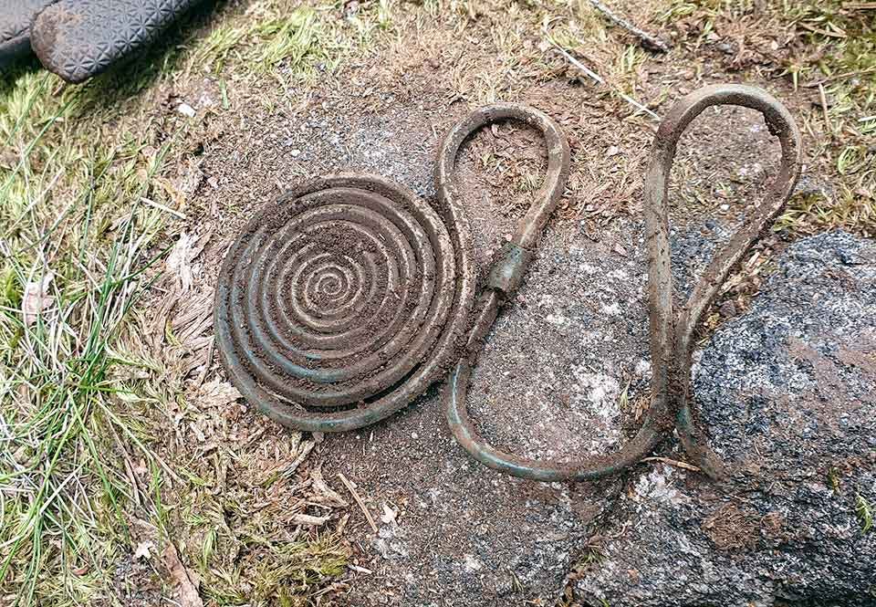 Spiralformat spänne av brons
