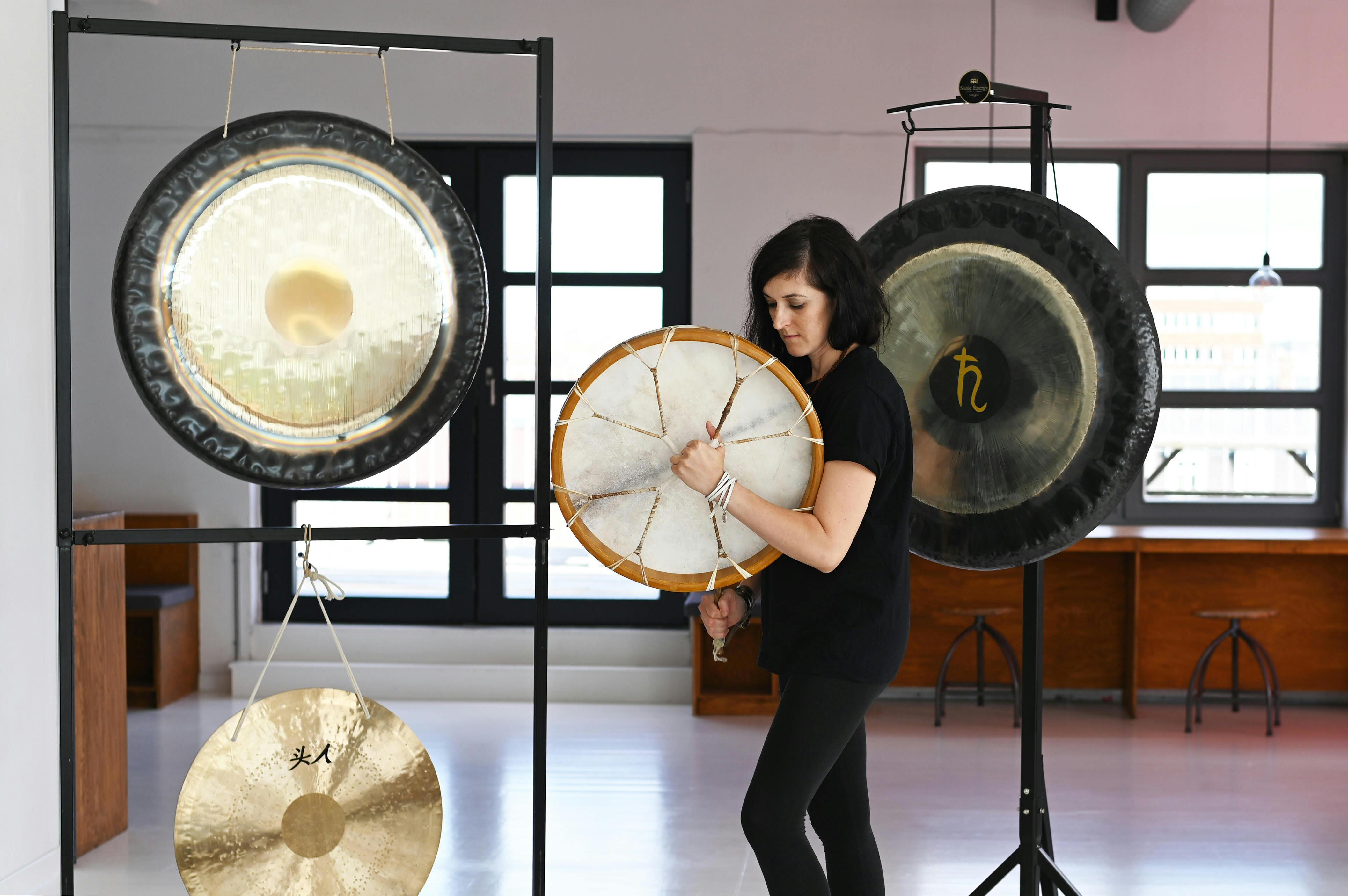 Ylenia Fiorini kan bade dig i lyd. Kvinde, der slår på en gong-gong.