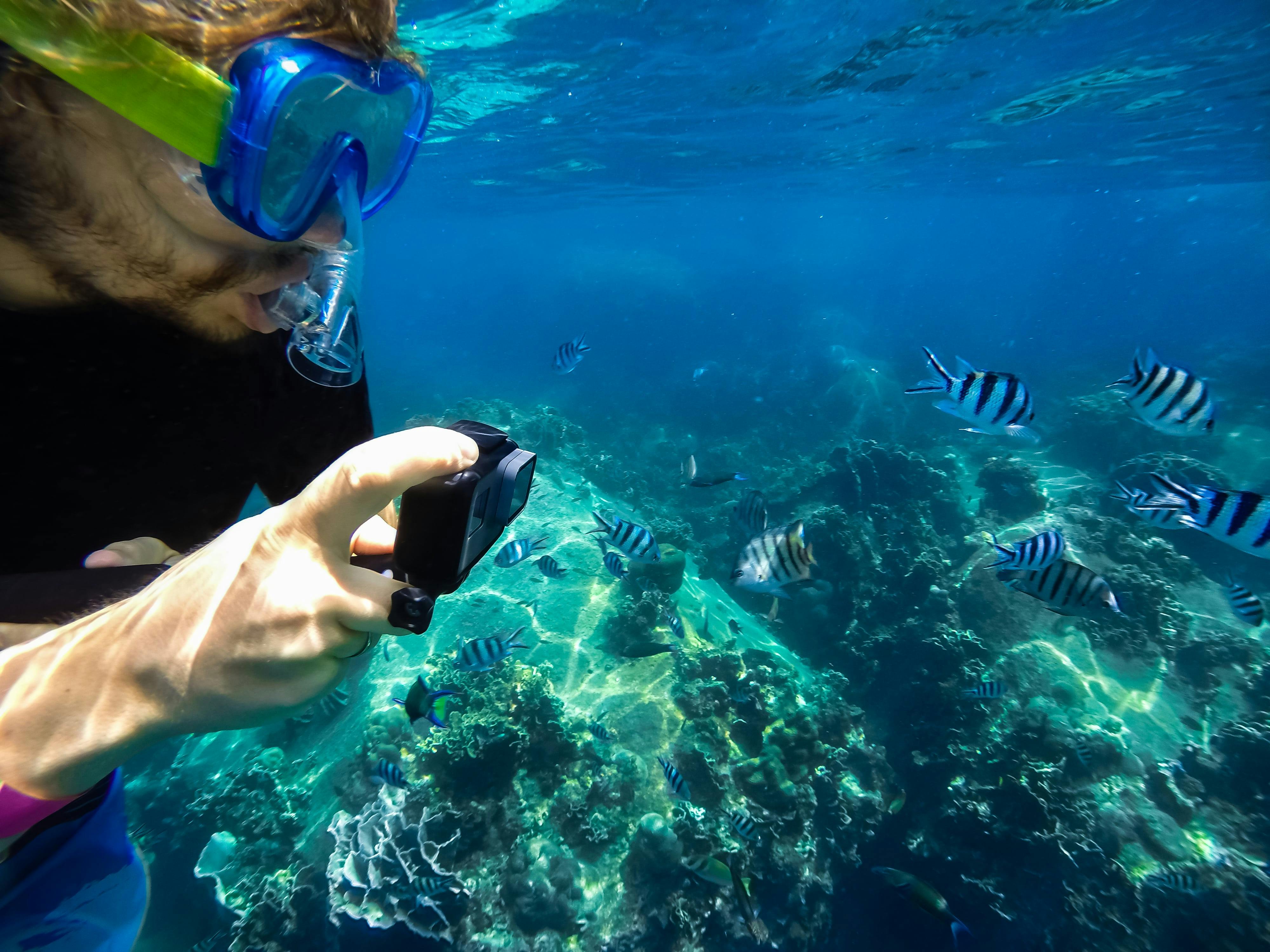 Mann med GoPro i vannet