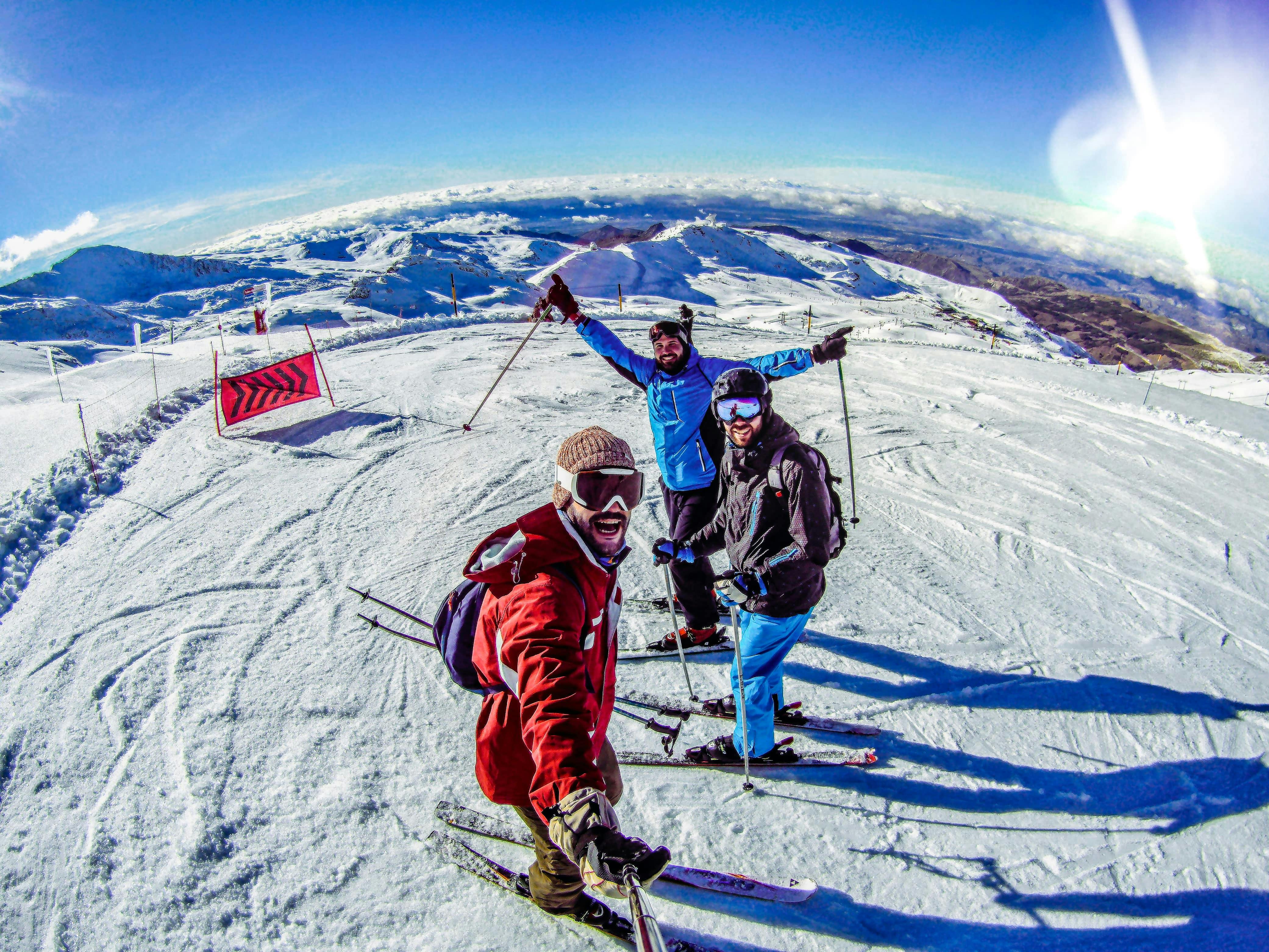 Menn på ski med GoPro-kamera.