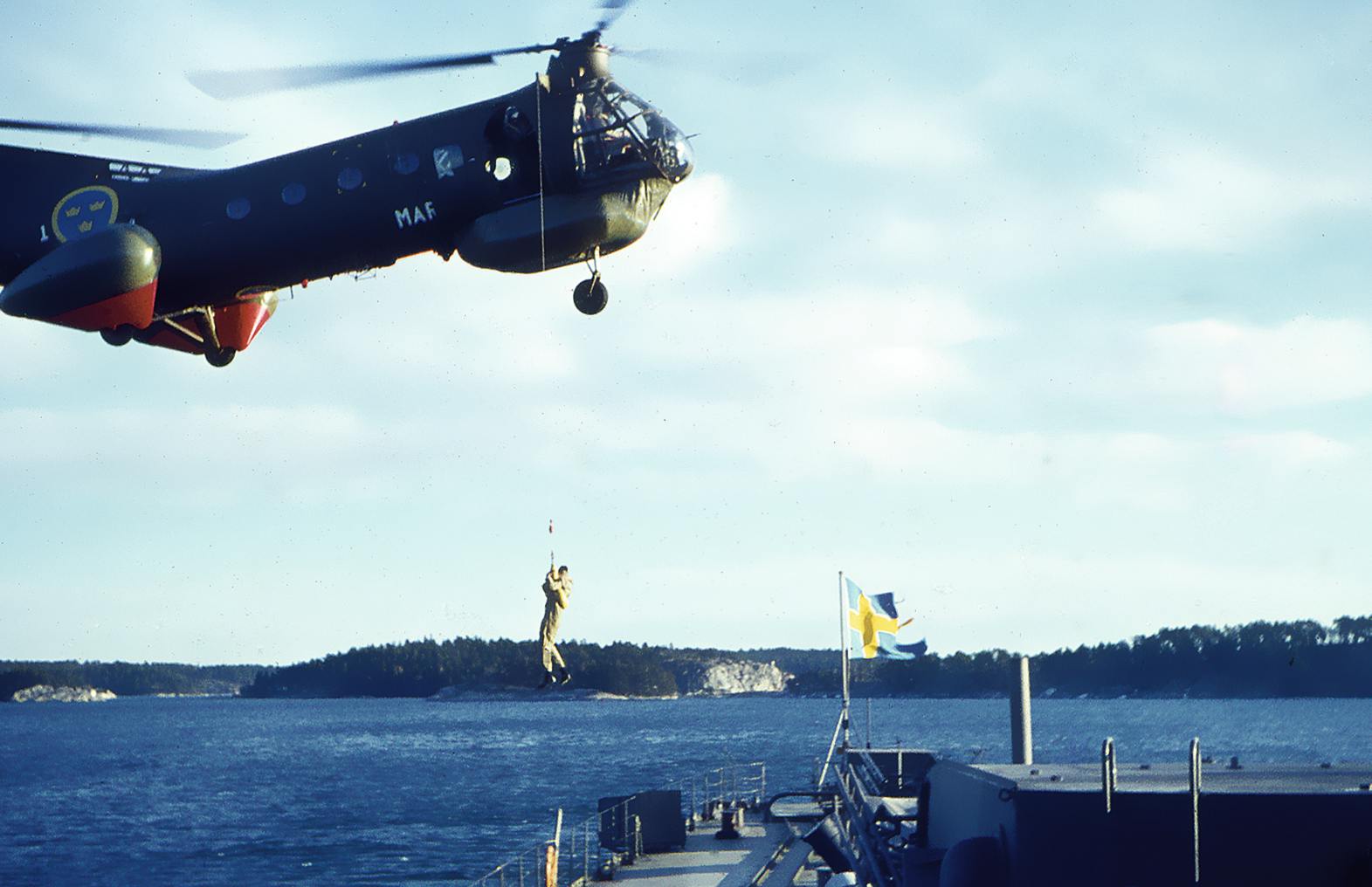 En räddningshelikopter ovanför kryssaren Göta Lejon 1963-64