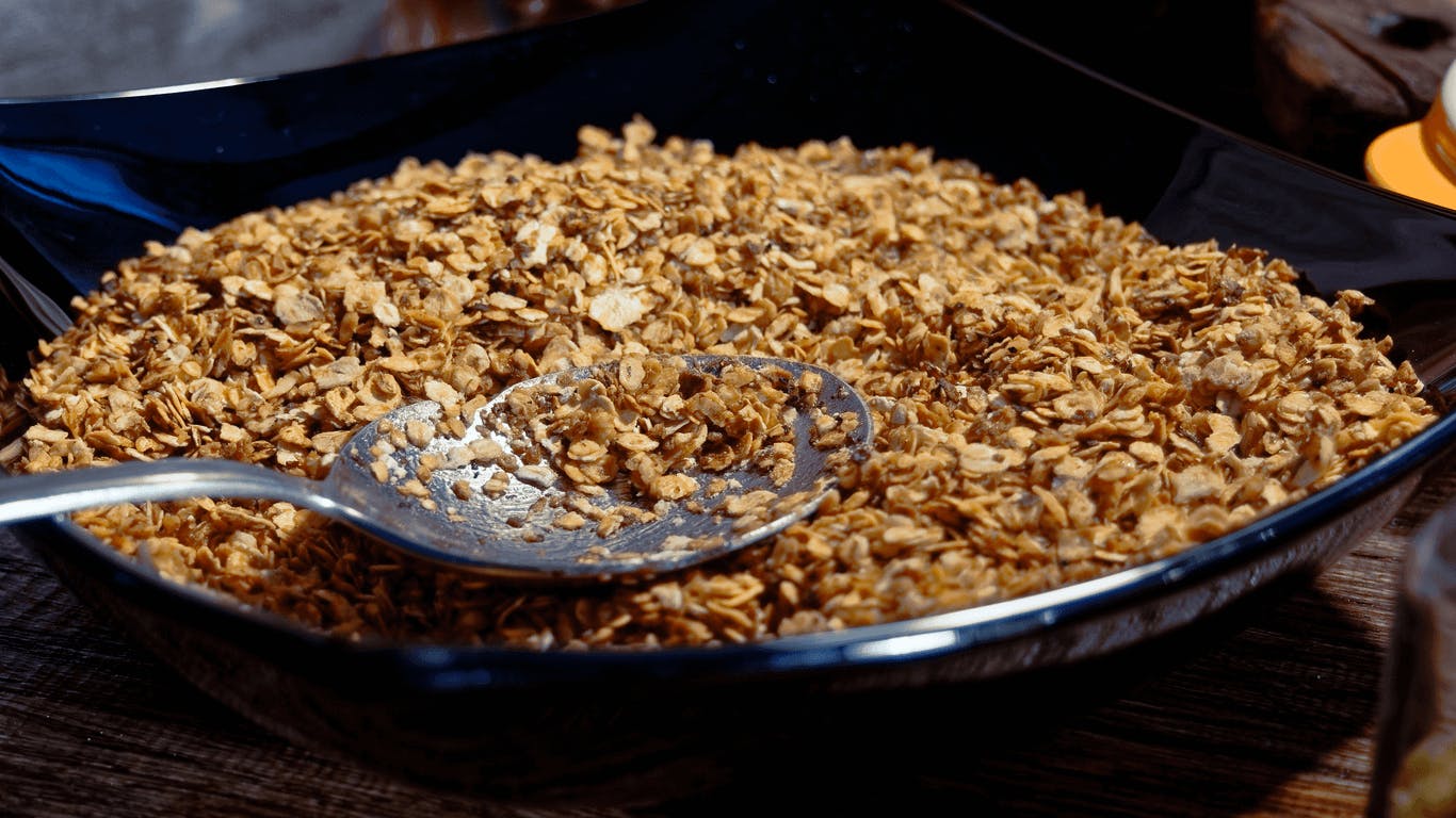 Ristede havregryn egner seg godt som topping. Stekepanne med ristede havregryn/granola